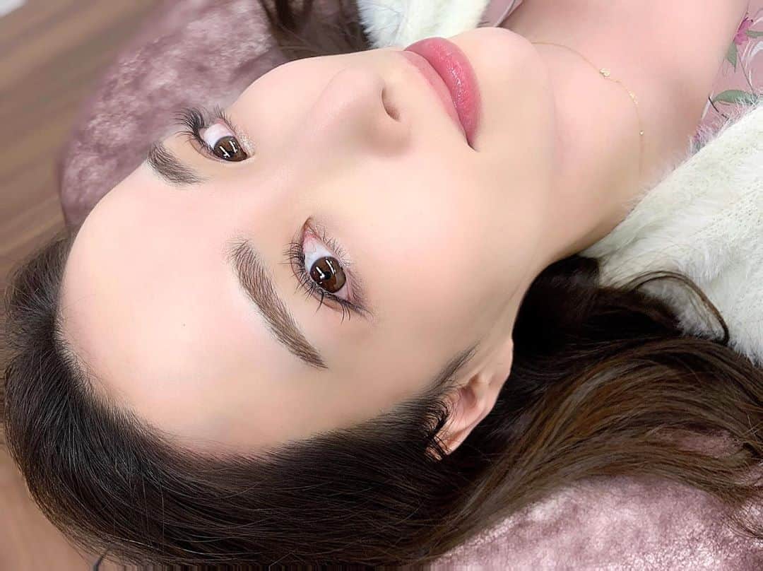 瀬戸早妃のインスタグラム：「【確実にやって良かった美容】 2度目の眉アート＆ヘアラインアートに行ってきたよ😌✨ . ご担当は前回と一緒で、 眉アートがグランドマスタートレイナー中川さん👩🏻@medicalbrows_nakagawa  ヘアライン(前髪の生え際)はマスタートレイナー田中さん👩🏻 @medicalbrows_s_tanaka です❤ . 1度だけでも凄く定着が良くて、2度目はやる必要がないくらいでしたが、ほんの少し隙間を埋めるような感じでして頂きました♪ . よく頂く質問に、痛みやダウンタイムの事があります🤔 . 痛みは全くない訳では無いのですが、麻酔を数回に分けて丁寧にしてくれるので、私は途中で寝てしまうくらいの感覚です😌✨ 施術中も美容の楽しいお話が止まらず（笑）Happyな時間を過ごせますよ♪ . ダウンタイムは、3日間ほどワセリンを塗り、シャンプーや洗顔は出来ません🙅🏻 最初は少し濃く感じますが、1週間、2週間、と経ってくると色味が馴染んできて無敵になります❗❤ 最初に濃いと感じても、焦って擦ったり洗ったりしないように気をつけてくださいね💕 .  眉アート/ヘアライン共に、本当に本当にやって良かった❗とっても価値のある美容です🧡 悩んでいる方はぜひこちらの #メディカルブロー さんで♪ @medicalbrows  私は、銀座院に行っています♪ @medicalbrows_ginza  . .  また、取扱のある医療機関でしか買うことが出来ない #ゼオスキン のカウンセリングを、看護師の鈴木さん👩🏻 @minias_8 さんにお願いしました😌 ゼオスキンって難しそうで素人には全くわからなかったので、詳しくお話が聞けて良かったです！ . 私はかなりの敏感肌でお肌も普通と比べるとかなり薄めなので、皮剥けするものは断念しましたが、 皮剥けなしでお肌に栄養を与えられるゼオスキンのＣセラムを購入しました♪ 普段のスキンケアに追加で使えるとの事なので、とっても楽しみ❤ . ドクターの江島先生 👦🏻@dr_ejima が、私に1番合いそうなスキンケアを教えてくださったり、大感動でした😭 ←しかも、そのスキンケアはメディカルブローさんではお取扱がない商品でした。他クリニックさんの利益になるような事でも、私の為をと思ってアドバイスして下さるお姿に感激が止まりませんでした。 売上をあげるために、お客様に合わないと最初から分かっていながら売り付けたり、無理な高い施術を進めたりするクリニックも中にはあると思うので😭、こちらは本当に本当に信頼出来るし、何でもお肌の相談ができると確実しました♪ . アートメイクだけではなく、 このようにお肌の相談や、マシーンメニューも充実しているので、お気軽にお問い合わせしてみてくださいね😍❤ . ゼオスキン始めてみたくてもお仕事の都合や遠方という理由などでご来院出来ない場合は、#オンライン診療 も行っているとの事です😌✨ .  #Medicalbrows #メディカルブロー #メッディカルブロー銀座院 #アートメイク東京 #アートメイク #メディカルアートメイク #6Dストローク #ヘアラインアートメイク #生え際アートメイク #眉アート #眉アートメイク  #眉毛アートメイク  #時短メイク  #ゼオスキン #ゼオスキンＣセラム #肌改善  #やって良かった美容」