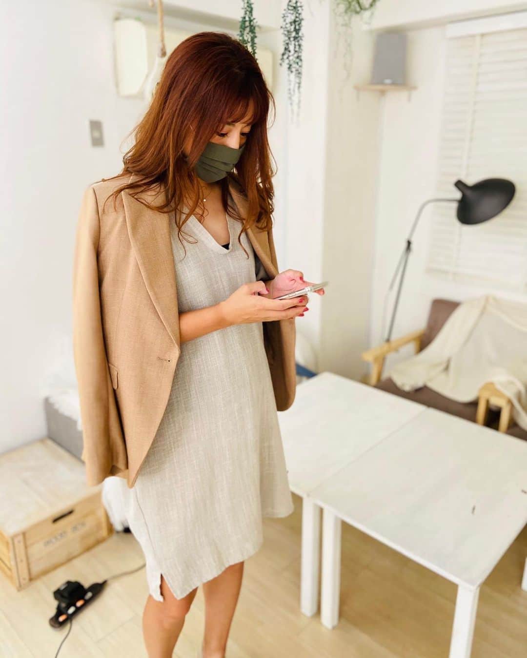 橋本真依のインスタグラム：「・﻿ 先日の撮影で﻿ わたしの似合うカラーは「イエベ秋」﻿ ﻿ カーキやベージュといった秋っぽいカラーが﻿ しっくりくるそう😊😊😊﻿ たしかにこの時期、﻿ オシャレにすごくワクワクするし﻿ ﻿ 秋っぽいカラーってすごく好きだな〜って思ってた🥰🥰﻿ ﻿ マスクもメイクや服に合わせてイエベ秋色の﻿ ものをチョイスする日もあります❣️﻿ ﻿ まだまだ我慢しなくちゃいけないこと沢山だけど、少しづつ少しづつ楽しいこと﻿ 見つけていこっ💓✨﻿ ﻿ ﻿ ﻿ ﻿ ﻿ ﻿ #女子力ねーさん#イエベ秋#マスク#秋メイク#カーキ#ベージュ#オレンジ#🍊﻿#マロングレージュ#マロンベージュ#🌰#ゴルフ焼け女子#パーソナルカラー#パーソナルカラー診断  #happy#smile#love#peace#lucky#tbt#l4l#followme#followback#instagood#photooftheday#Tokyo#Japan#셀스타그램#얼스타그램#잘보고가요」