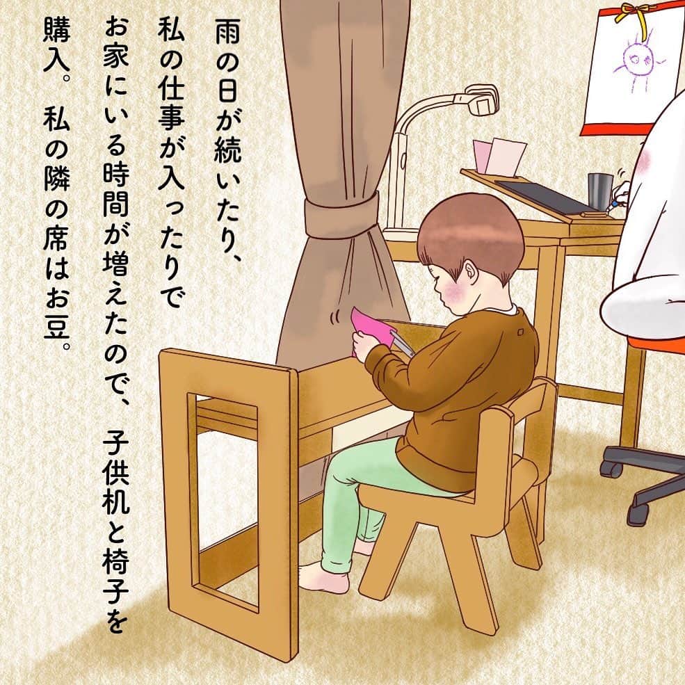 山川あかねのインスタグラム：「子供机と椅子デビュー。 結構黙々とお絵描きしたり、ドリルをやったりしています。 #お尻漫画 #お尻絵日記 #育児漫画 #育児絵日記 #子供机 #イラスト #illustration #ipad  #procreate  #おえかき」