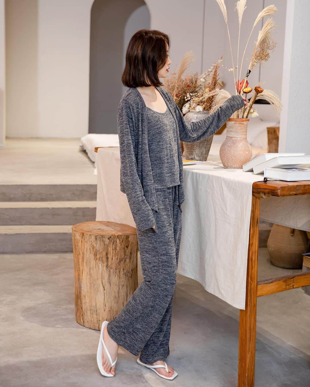 maison de LATIRさんのインスタグラム写真 - (maison de LATIRInstagram)「ゆるっとラフに着られるガウン付きのルームウェア。 室内の気温調節が難しい時に便利な さらりと一枚羽織れる程よい丈感のガウンです。  ↓ご購入はこちらから↓ @maison_de_latir #maison_de_latir #メゾンドラティール #https://shop-list.com/women/brand/maison-de-latir/」10月22日 10時53分 - maison_de_latir