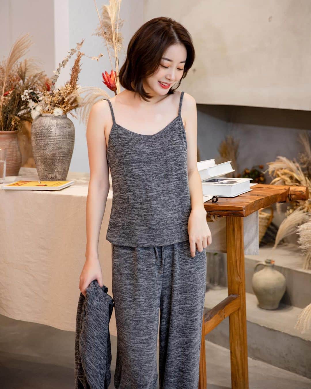 maison de LATIRさんのインスタグラム写真 - (maison de LATIRInstagram)「ゆるっとラフに着られるガウン付きのルームウェア。 室内の気温調節が難しい時に便利な さらりと一枚羽織れる程よい丈感のガウンです。  ↓ご購入はこちらから↓ @maison_de_latir #maison_de_latir #メゾンドラティール #https://shop-list.com/women/brand/maison-de-latir/」10月22日 10時53分 - maison_de_latir