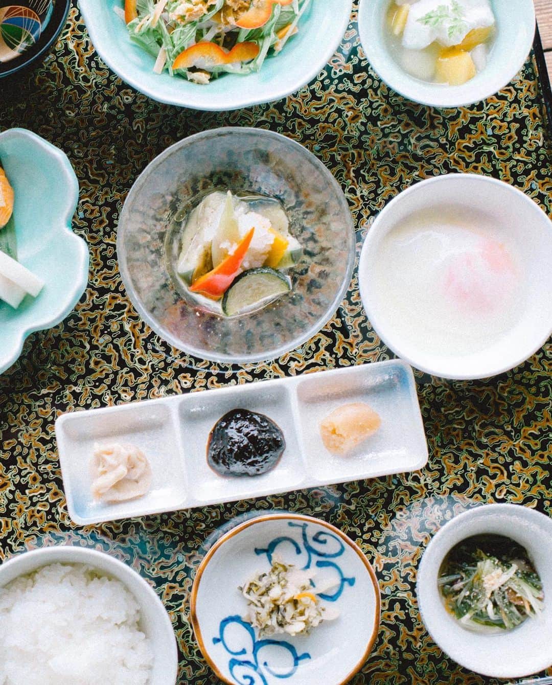 柳川藩主立花邸御花 | Yanagawa Ohanaのインスタグラム：「御花の朝ごはん。﻿ 1日の始まりは美味しい朝食から。﻿ ﻿ 満ち足りた気分になっていただきたいという想いから、ご飯がすすむ地元の食材を沢山ご用意しております。﻿ ﻿ 明太子は自家製で総料理長が何度も試行錯誤して完成した、明太子が苦手なかたでも食べられる優しいお味に仕上げています。﻿ ﻿ 海茸の粕漬けは有明海だけのご飯のお供。﻿ こりこりとした食感がやみつきになる人も。﻿ ﻿ 大広間は朝7時よりご覧いただけるため、﻿ 朝のひとときをお庭を眺めながらすごしたり、﻿ 敷地内のさんぽもすてきです。﻿ ﻿ ※婚礼で大広間を使用する場合、ご覧いただけないことがあります。﻿ ﻿ #柳川藩主立花邸御花﻿ #御花#柳川#ohana﻿ #yanagawa #fukuoka﻿ #立花家#歴史﻿ #御花の朝食﻿ #ホテル朝食﻿ #旅館の朝食﻿ #朝ごはん﻿ #水辺のある暮らし﻿ #旅行#ホテル#料亭﻿ #料亭旅館#福岡旅館﻿ #日本料理#福岡料亭﻿ #柳川旅行﻿ #九州旅行﻿ #福岡旅行﻿ #文化財ホテル﻿ #文化財旅館﻿ #国指定名勝﻿ #日本庭園﻿ #お庭」