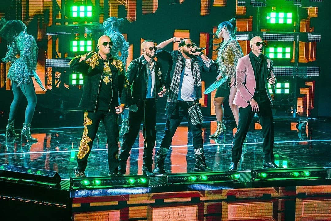 ヤンデルさんのインスタグラム写真 - (ヤンデルInstagram)「#Moviendolo en los @latinbillboards @pitbull @elalfaeljefe @wisin 📸 @OscarMena @yentertainmentmusic」10月22日 10時54分 - yandel