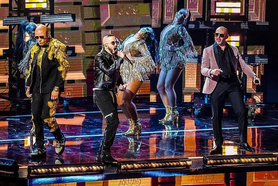 ヤンデルさんのインスタグラム写真 - (ヤンデルInstagram)「#Moviendolo en los @latinbillboards @pitbull @elalfaeljefe @wisin 📸 @OscarMena @yentertainmentmusic」10月22日 10時54分 - yandel