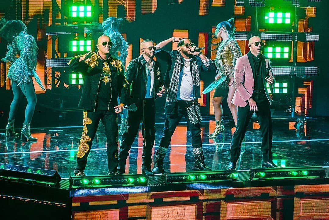 のインスタグラム：「#Moviendolo en los @latinbillboards @pitbull @elalfaeljefe @wisin 📸 @OscarMena @yentertainmentmusic」