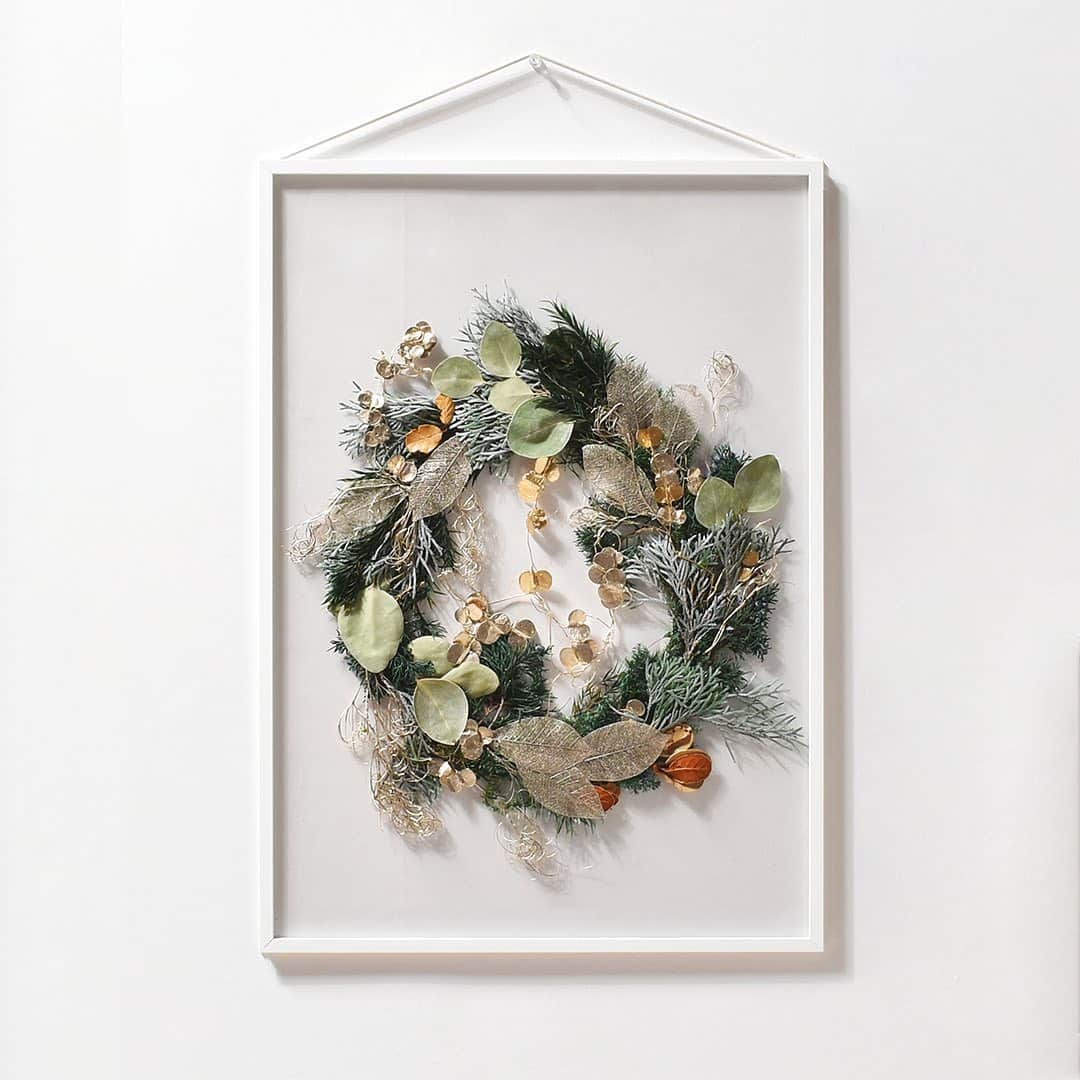 LIVING MOTIFさんのインスタグラム写真 - (LIVING MOTIFInstagram)「. Christmas Wreath Frame 2020 フラワーブランド @gui.flower とリビング・モティーフのコラボレーションで生まれた数量限定リースフレーム。クリスマスデコレーションの発売に先駆けてご予約いただける、この時期だけの特別企画です。 . 昨年、「まるで絵画を飾るように、ブーケを飾れたら。」というコンセプトでデザインされ、大好評だったguiのブーケフレーム。今年は一段と大きな額縁にリースをあしらい、クリスマスを彩るエレガントなリースフレームが完成しました。 . 白壁に映えるグリーンのグラデーションに、ゴールドやブラウンの繊細な葉脈が浮かび上がり、とても華やかで上品な印象を与えます。立てかけても飾れるので、スペースがない場所でも、気軽にお花のあるインテリアを楽しめます。 . 予約期間：2020年10月22日(木)～ 11月12日(木) ※期間中であっても限定数に達し次第、予約終了いたします。 お届け：11月下旬予定 . shop.livingmotif.com #livingmotif #リビングモティーフ #store #tokyo #interior #interiordecor #guiflower #christmas #christmasdecor #christmaswreath #wreath #flowerframe #dryflower #クリスマスリース #リース #ドライフラワー」10月22日 11時04分 - livingmotif