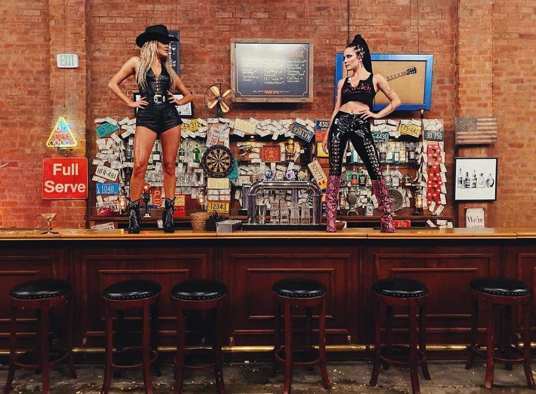 Kelsea Balleriniさんのインスタグラム写真 - (Kelsea BalleriniInstagram)「living out coyote ugly dreams tonight with my girl @iamhalsey ✨ #theothergirl」10月22日 10時57分 - kelseaballerini