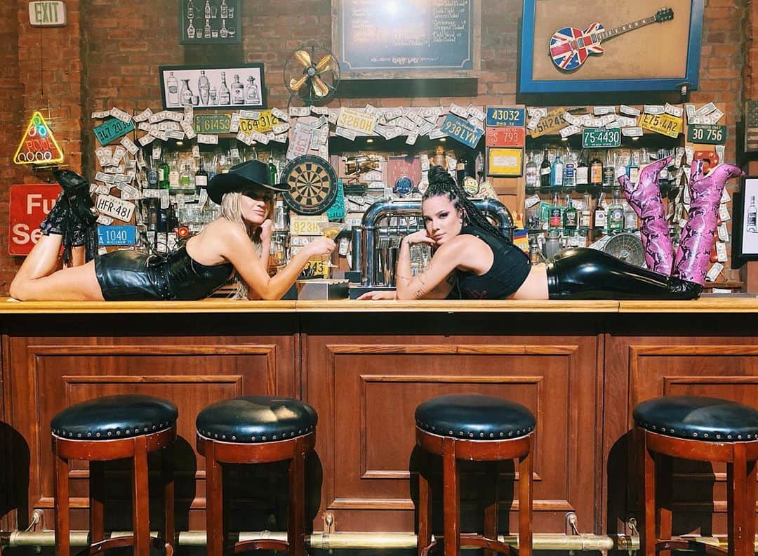Kelsea Balleriniのインスタグラム：「living out coyote ugly dreams tonight with my girl @iamhalsey ✨ #theothergirl」