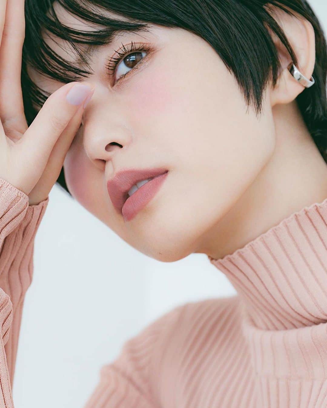 中野明海さんのインスタグラム写真 - (中野明海Instagram)「#美的　12月号  #NARS エアーマットリップカラー 色付きのすりガラスみたいな可愛さ ✖️ #比留川游 @mileyuuuuu  ✖️ #中野明海  カメラ 柴田フミコ @fumikoshibata_  スタイリスト 小川未久 @mikuogawa_stylist   クライマックスエクストリームマスカラ  ひと塗りで、花が咲く様なボリューム感。 私のベスコス👍🏻  #比留川游 ちゃんの透明感 繊細さとフレッシュさと安定感✨✨✨👏🏻😻」10月22日 11時00分 - akeminakano__official