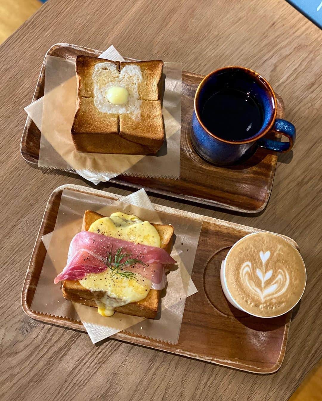 黒田麻理耶さんのインスタグラム写真 - (黒田麻理耶Instagram)「. 念願の厚切りトースト🍞✨ . 早起きしてさとちゃん(@tomi_samy)と 神保町にある「DIXANS(ディゾン)」でモーニング👩‍❤️‍👩 初めて行ったときはプリンを、 今回はお目当ての厚切りトーストを食べに😋💕 . #生ハムとチーズトースト セット(1,200円)🍞☕️ #厚切り黒糖トースト セット(880円)🍞☕️ . バターがじゅわっと染み込んでいて、 パンはもちもち😍 どちらも美味しかった〜❣️朝から幸せ気分☺️ . #DIXANS  #ディゾン  #ディゾン神保町  #神保町 #神保町カフェ  #神保町モーニング  #朝食 #カフェ  #カフェ巡り #breakfast  #morning  #toast  #🍞」10月22日 11時01分 - mariya_kuroda