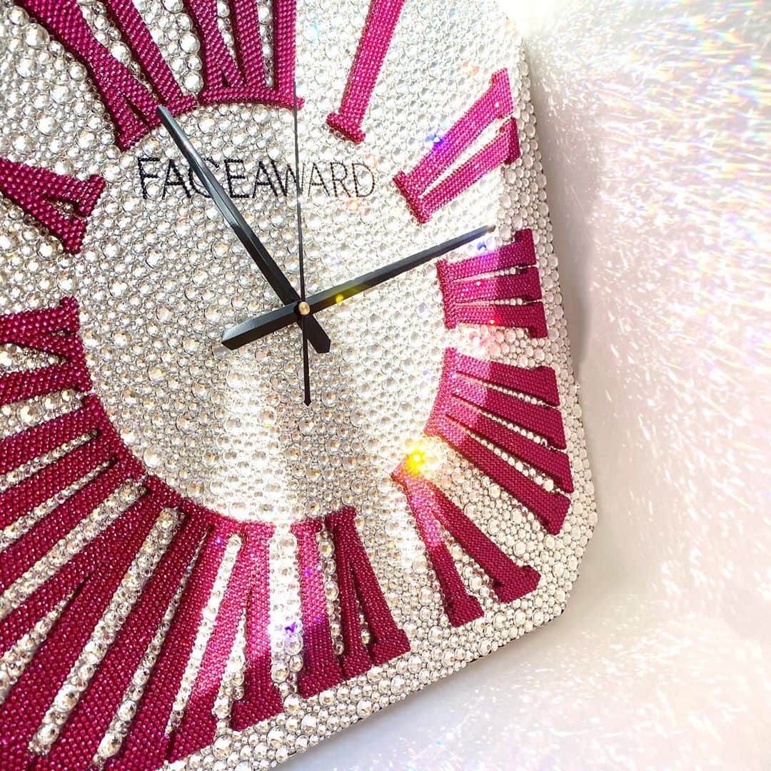 フェイスアワードさんのインスタグラム写真 - (フェイスアワードInstagram)「✨✨✨  BARDOT OCTAGON SV / PK / PK の ビック時計が登場っ✨✨  FACEAWARDスタッフが 一生懸命、 1ストーンずつ接着していき完成した時計ですっ♥️  インデックスも文字盤も 全てスワロフスキーのストーンから出来ています！！！  普通のサイズの OCTAGONと並べると とっても大きいですね📸  置き時計にも 掛け時計にもなるビック時計🕰  是非、遊び心満載の時計を 楽しでいただけると嬉しいです🙏   #faceaward_jp #デコウォッチ #キラキラ時計 #恵比寿時計 #instaluxury #luxury#faceaward#フェイスアワード #swarovski #zirconia#腕時計#watch #watches #fashion #fashionwatch #jewelr#accessory #accessories #ファッション#ファッションウォッチ#ジュエリー#アクセサリー」10月22日 11時14分 - faceaward_jp