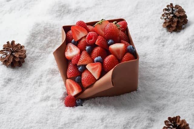 Conrad Tokyoさんのインスタグラム写真 - (Conrad TokyoInstagram)「10月26日（月）より、クリスマスケーキとホリデースイーツのご予約を開始いたします。ペストリーシェフ岡崎正輝をはじめとするペストリーチームが選りすぐりの素材を使い、ひとつひとつ丁寧に創りあげる、珠玉のスイーツをお楽しみください。  Conrad Tokyo starts accepting reservations of take-home Christmas cakes and holiday sweets from Monday, 26 October. Pastry chefs, headed by Masaki Okazaki, carefully create each sweet gem from the finest ingredients.  Share your own images with us by tagging @conrad_tokyo  —————————————————————  #コンラッド東京 #コンラッド #ホテル #汐留 #東京 #クリスマス #クリスマスケーキ #シュトーレン #パウンドケーキ #パネトーネ #プレゼント #ホリデー   #ConradTokyo #StayInspired #christmas #Shiodome #Shinbashi #holiday #sweets #cookies #stollen #gift #holiday」10月22日 11時06分 - conrad_tokyo