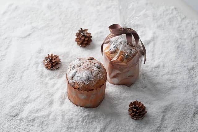 Conrad Tokyoさんのインスタグラム写真 - (Conrad TokyoInstagram)「10月26日（月）より、クリスマスケーキとホリデースイーツのご予約を開始いたします。ペストリーシェフ岡崎正輝をはじめとするペストリーチームが選りすぐりの素材を使い、ひとつひとつ丁寧に創りあげる、珠玉のスイーツをお楽しみください。  Conrad Tokyo starts accepting reservations of take-home Christmas cakes and holiday sweets from Monday, 26 October. Pastry chefs, headed by Masaki Okazaki, carefully create each sweet gem from the finest ingredients.  Share your own images with us by tagging @conrad_tokyo  —————————————————————  #コンラッド東京 #コンラッド #ホテル #汐留 #東京 #クリスマス #クリスマスケーキ #シュトーレン #パウンドケーキ #パネトーネ #プレゼント #ホリデー   #ConradTokyo #StayInspired #christmas #Shiodome #Shinbashi #holiday #sweets #cookies #stollen #gift #holiday」10月22日 11時06分 - conrad_tokyo