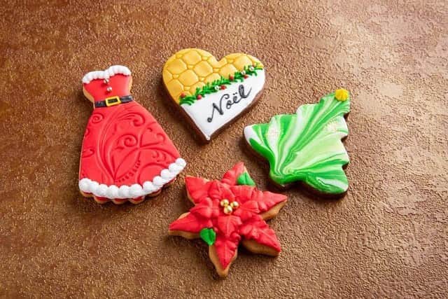 Conrad Tokyoさんのインスタグラム写真 - (Conrad TokyoInstagram)「10月26日（月）より、クリスマスケーキとホリデースイーツのご予約を開始いたします。ペストリーシェフ岡崎正輝をはじめとするペストリーチームが選りすぐりの素材を使い、ひとつひとつ丁寧に創りあげる、珠玉のスイーツをお楽しみください。  Conrad Tokyo starts accepting reservations of take-home Christmas cakes and holiday sweets from Monday, 26 October. Pastry chefs, headed by Masaki Okazaki, carefully create each sweet gem from the finest ingredients.  Share your own images with us by tagging @conrad_tokyo  —————————————————————  #コンラッド東京 #コンラッド #ホテル #汐留 #東京 #クリスマス #クリスマスケーキ #シュトーレン #パウンドケーキ #パネトーネ #プレゼント #ホリデー   #ConradTokyo #StayInspired #christmas #Shiodome #Shinbashi #holiday #sweets #cookies #stollen #gift #holiday」10月22日 11時06分 - conrad_tokyo
