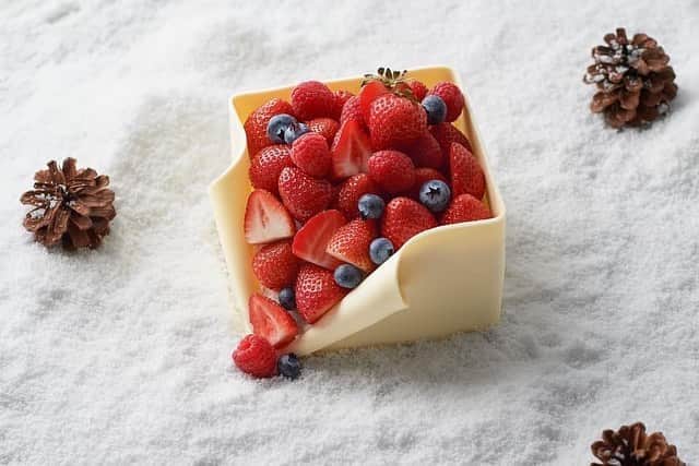 Conrad Tokyoのインスタグラム：「10月26日（月）より、クリスマスケーキとホリデースイーツのご予約を開始いたします。ペストリーシェフ岡崎正輝をはじめとするペストリーチームが選りすぐりの素材を使い、ひとつひとつ丁寧に創りあげる、珠玉のスイーツをお楽しみください。  Conrad Tokyo starts accepting reservations of take-home Christmas cakes and holiday sweets from Monday, 26 October. Pastry chefs, headed by Masaki Okazaki, carefully create each sweet gem from the finest ingredients.  Share your own images with us by tagging @conrad_tokyo  —————————————————————  #コンラッド東京 #コンラッド #ホテル #汐留 #東京 #クリスマス #クリスマスケーキ #シュトーレン #パウンドケーキ #パネトーネ #プレゼント #ホリデー   #ConradTokyo #StayInspired #christmas #Shiodome #Shinbashi #holiday #sweets #cookies #stollen #gift #holiday」