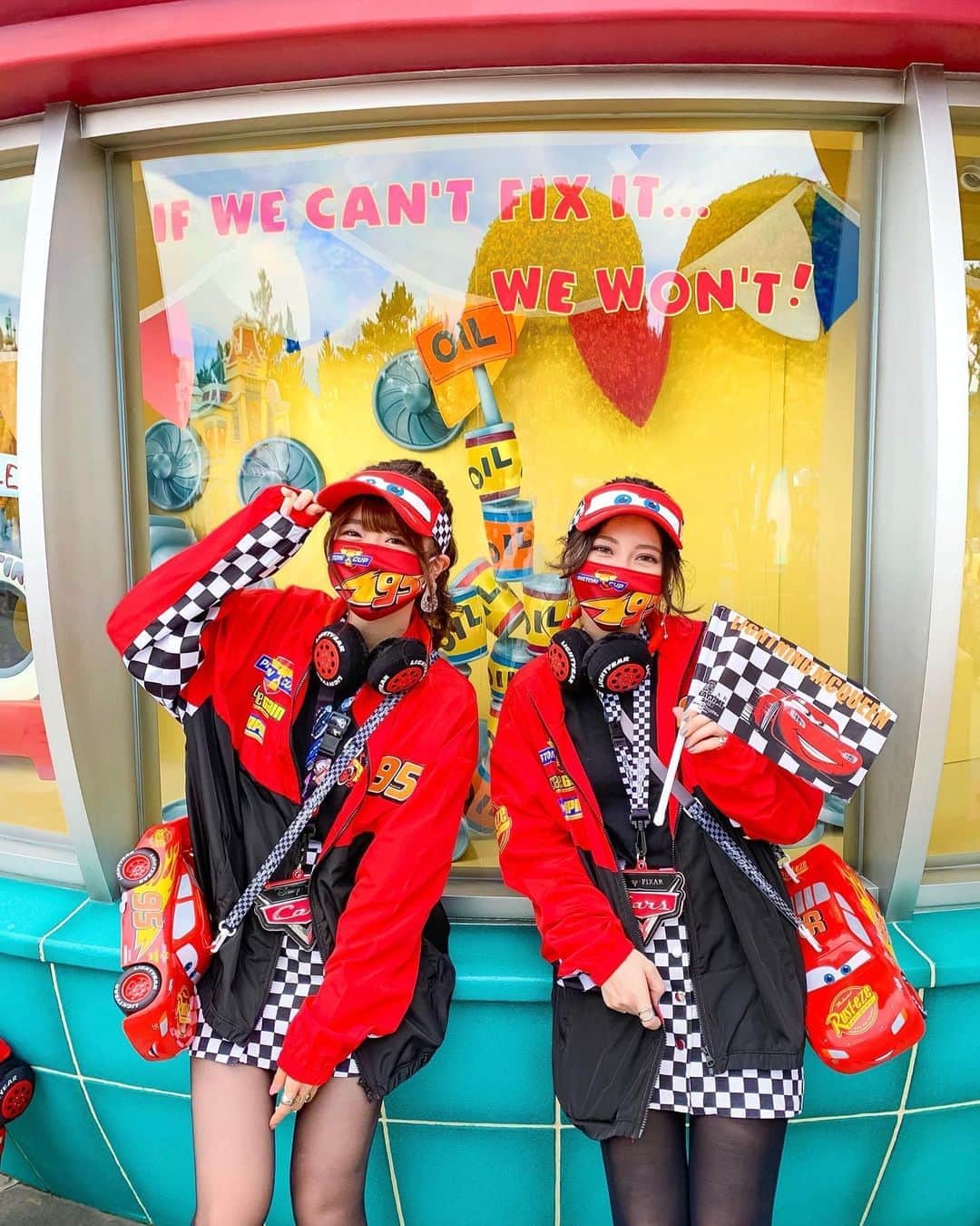 Kanaさんのインスタグラム写真 - (KanaInstagram)「ㅤ ㅤ 𝑺𝒂𝒌𝒊𝑲𝒂𝒏𝒂 × 𝑳𝒊𝒈𝒉𝒕𝒏𝒊𝒏𝒈 𝑴𝒄𝑸𝒖𝒆𝒆𝒏🚗🏁⚡️🏆❤️ ㅤ ㅤ ㅤ 本当はPPT期間にする予定だったコーデ 丁度休園期間が被っちゃってできなくて、 やっと実現できた😍❣️ ㅤ 今だからこそマスクまで揃えられたから 結果オーライだなっ😷⚡️❤️ ㅤ ㅤ 見えないけど、中のTシャツも マックィーンのでお揃いなんだよ🚗🏁 さき( @saki_mm18 )が分かりやすい写真載せてた！ ㅤ ㅤ ㅤ このマスクあやちゃむちゃん( @ayana0501 )が 載せてるの見て可愛すぎて即買い🥰❣️ さきに誕生日プレゼント第二弾で カーズのポーチに入れてプレゼントしました🎁💫 ㅤ ㅤ 3枚目はプレゼント渡した時の動画なんだけど、 さきの反応の可愛さをみんなに見て欲しい。。。 こんなに可愛くぎゃぁって言える人いる？🥺 ( それに比べて謎に膝を かいかいしてる私よ( ◜௰◝ )✌🏻 ) 特に2回目のぎゃぁやられたぁが 私的にツボですめっちゃかわいい愛しい🥰❤️ ㅤ ㅤ 喜んでもらえてよかった〜〜🥰❤️ ㅤ ㅤ ㅤ ㅤ ㅤ ㅤ ㅤ #saki__kana ㅤ #kana_disney ㅤ ㅤㅤ #東京ディズニーリゾート #東京ディズニーランド #ディズニーランド #トゥーンタウン #カーズ #マックィーン #マックィーンコーデ #ディズニーコーデ #ピクサー #ポップコーンバケット  #tokyodisneyresort #tdr #tokyodisneyland #tdl #toontown #cars #lightningmcqueen #mcqueen #pixar #disneyland」10月22日 11時10分 - kalnnas2