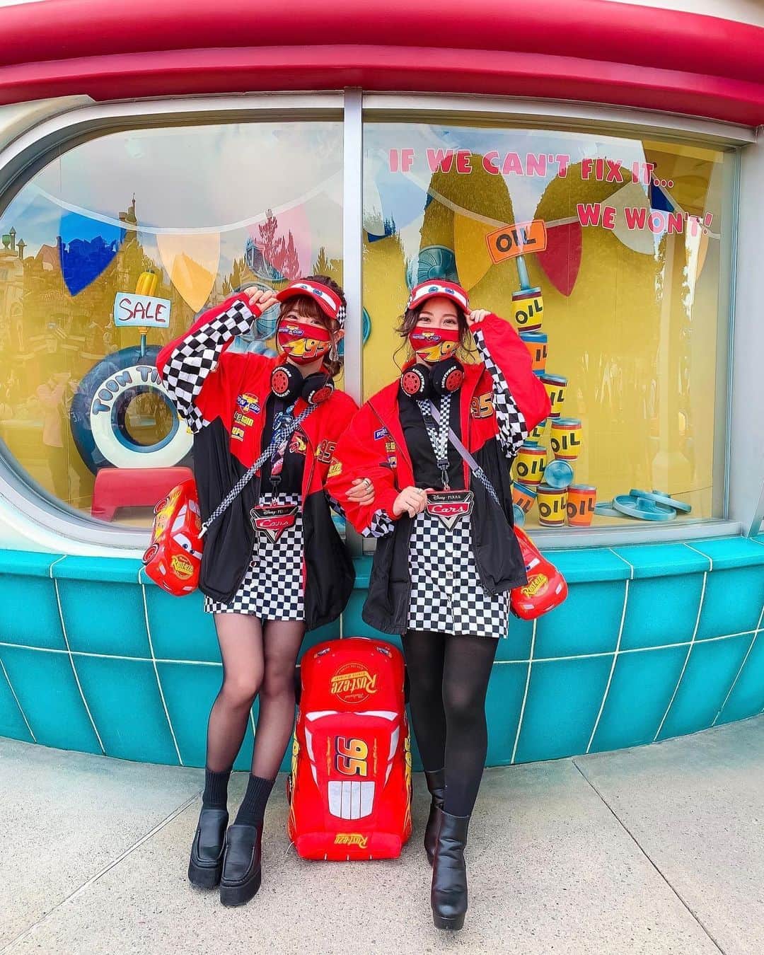 Kanaさんのインスタグラム写真 - (KanaInstagram)「ㅤ ㅤ 𝑺𝒂𝒌𝒊𝑲𝒂𝒏𝒂 × 𝑳𝒊𝒈𝒉𝒕𝒏𝒊𝒏𝒈 𝑴𝒄𝑸𝒖𝒆𝒆𝒏🚗🏁⚡️🏆❤️ ㅤ ㅤ ㅤ 本当はPPT期間にする予定だったコーデ 丁度休園期間が被っちゃってできなくて、 やっと実現できた😍❣️ ㅤ 今だからこそマスクまで揃えられたから 結果オーライだなっ😷⚡️❤️ ㅤ ㅤ 見えないけど、中のTシャツも マックィーンのでお揃いなんだよ🚗🏁 さき( @saki_mm18 )が分かりやすい写真載せてた！ ㅤ ㅤ ㅤ このマスクあやちゃむちゃん( @ayana0501 )が 載せてるの見て可愛すぎて即買い🥰❣️ さきに誕生日プレゼント第二弾で カーズのポーチに入れてプレゼントしました🎁💫 ㅤ ㅤ 3枚目はプレゼント渡した時の動画なんだけど、 さきの反応の可愛さをみんなに見て欲しい。。。 こんなに可愛くぎゃぁって言える人いる？🥺 ( それに比べて謎に膝を かいかいしてる私よ( ◜௰◝ )✌🏻 ) 特に2回目のぎゃぁやられたぁが 私的にツボですめっちゃかわいい愛しい🥰❤️ ㅤ ㅤ 喜んでもらえてよかった〜〜🥰❤️ ㅤ ㅤ ㅤ ㅤ ㅤ ㅤ ㅤ #saki__kana ㅤ #kana_disney ㅤ ㅤㅤ #東京ディズニーリゾート #東京ディズニーランド #ディズニーランド #トゥーンタウン #カーズ #マックィーン #マックィーンコーデ #ディズニーコーデ #ピクサー #ポップコーンバケット  #tokyodisneyresort #tdr #tokyodisneyland #tdl #toontown #cars #lightningmcqueen #mcqueen #pixar #disneyland」10月22日 11時10分 - kalnnas2