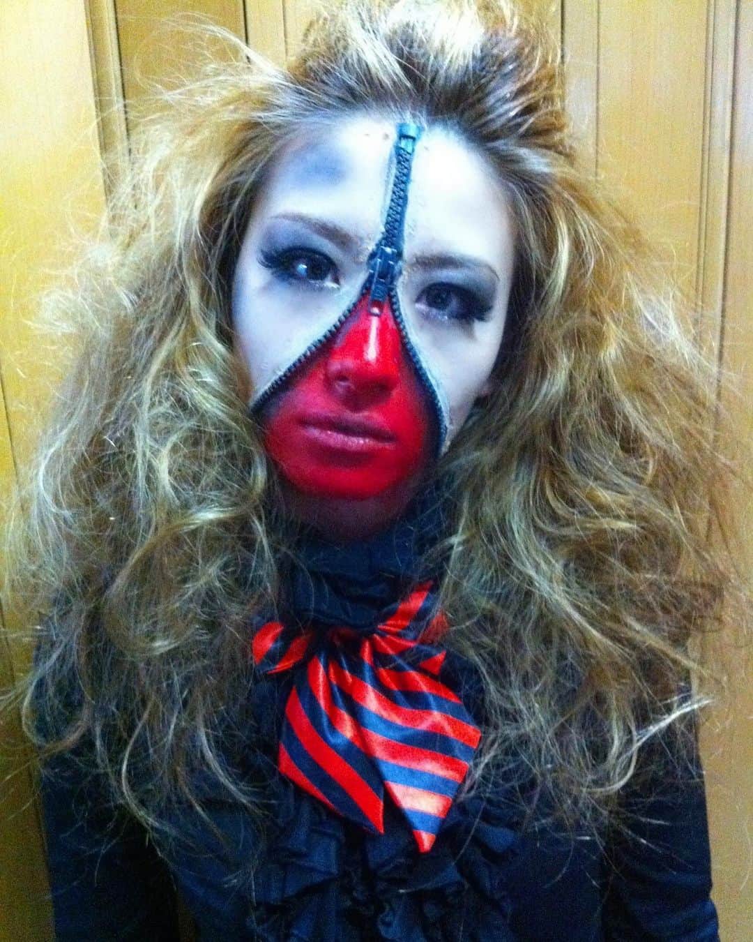 岩村菜々美さんのインスタグラム写真 - (岩村菜々美Instagram)「ハロウィンでちゃんとやったの10年前のこの時だけかもしれないw あとは記憶にない。笑 ファスナー買ってきて顔に貼り付けるだけ。 あー簡単。笑」10月22日 11時11分 - nanami1120