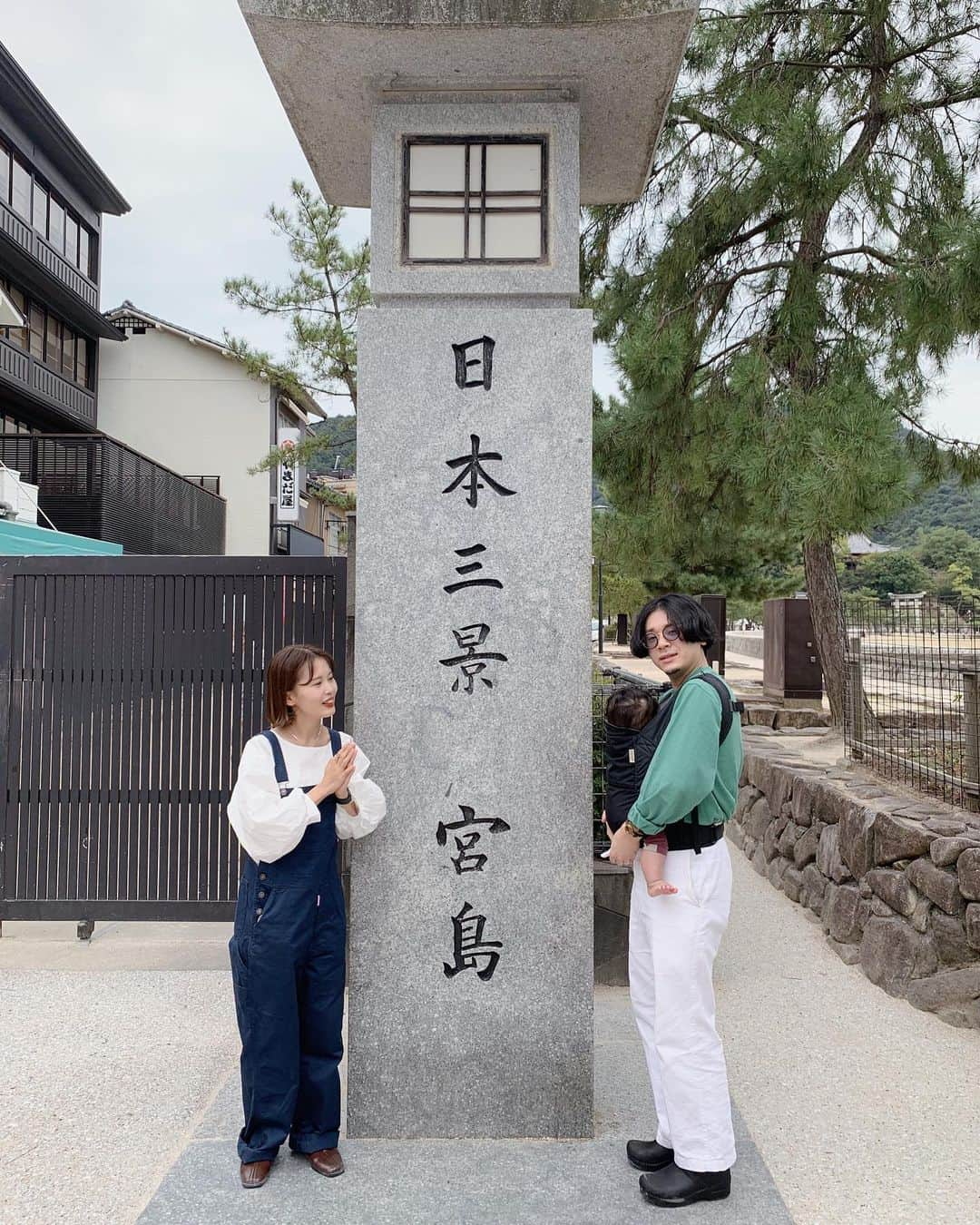 ちょびさんのインスタグラム写真 - (ちょびInstagram)「笑わせようと必死🤱🏼 髪短いの楽すぎて、もう絶対伸ばせない🍃 写真は先日家族で宮島に行ったときのもの。 宮島に行った時はここで必ず写真を撮っています。 . 今日はBCGと四種混合、インフルエンザワクチンの 翌日なので一日のんびりまったり過ごします👶🏻 今のところお熱もなく、機嫌もよくて一安心。 つむぎは11時のお昼寝中✌︎ . #fashion#ootd#家族写真#男の子ママ#男の子パパ#男の子ベビー#生後6ヶ月#宮島#広島#ひろしま#宮島観光#育児#0歳育児」10月22日 11時12分 - kaoriririn15