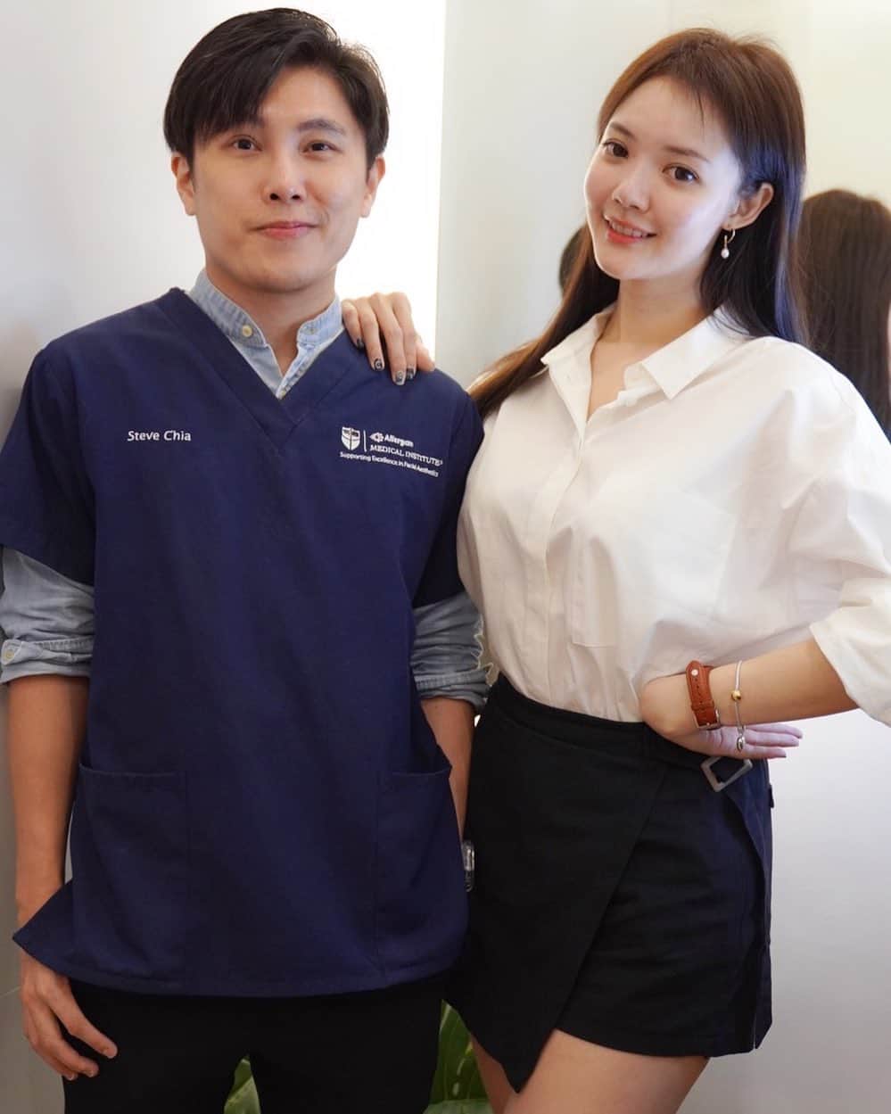 YingTzeさんのインスタグラム写真 - (YingTzeInstagram)「Yesterday for the first time in my life , I did #Juvederm dermal fillers . Also meet my handsome doctor @drkiroharu from @sliqclinic who did the treatment for me . ❤️ ( never felt better with no make up face hehe ) _ I filmed a vlog about my before and after progress so stay tuned ! 🌝❤️✨ _ For those who isn’t sure what fillers are , @juvederm_msia is a FDA-approved dermal filler that is used to soften facial lines , wrinkles and folds ( also to hydrate the skin ! ) _ 📸 @pressthebutton.tv  #blessed #sliqclinic #sliqclinicklecocity #facialfillers #dermalfillers #fillers #volux #volite #voluma #volift」10月22日 11時24分 - yingtze