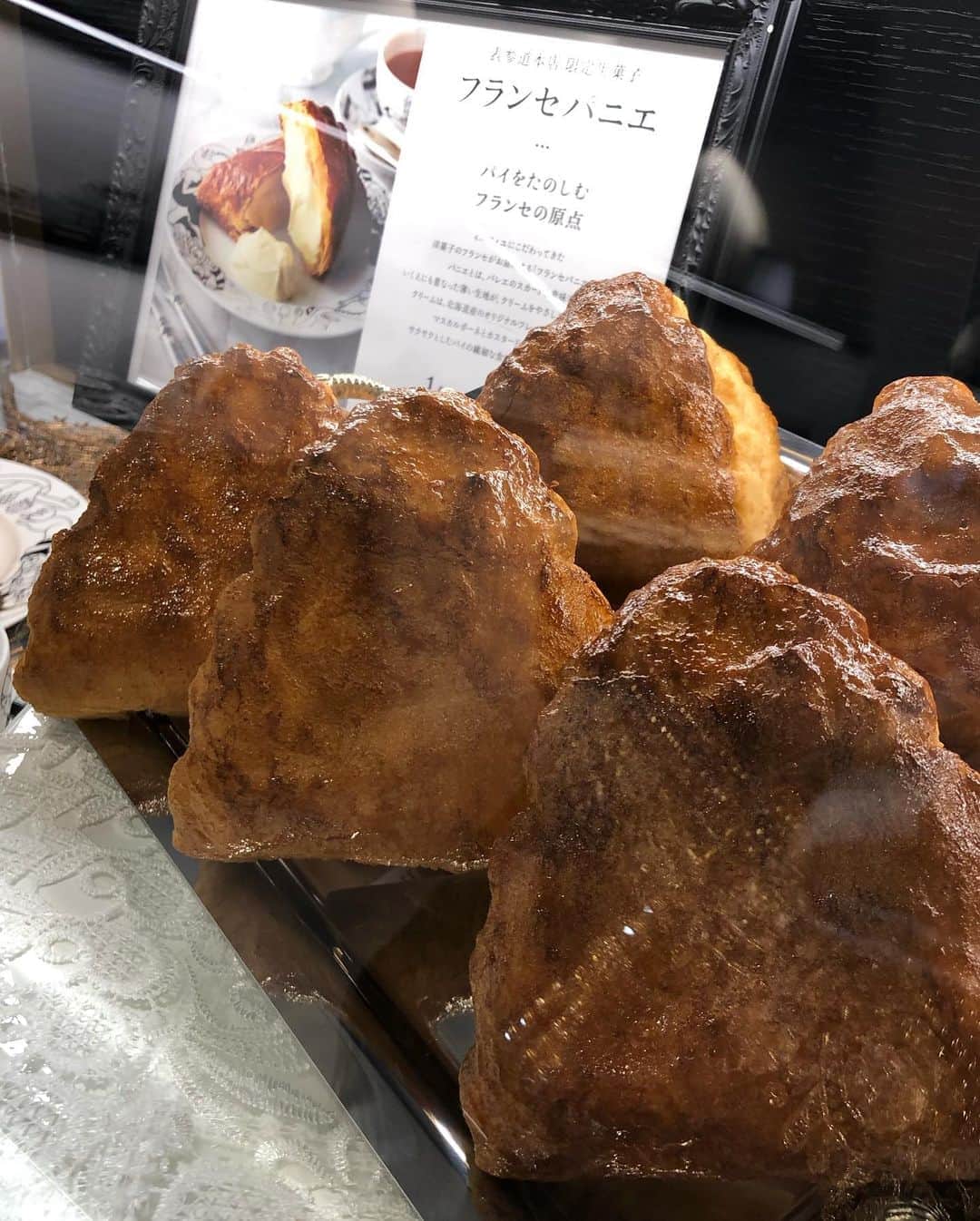 甘糟記子さんのインスタグラム写真 - (甘糟記子Instagram)「昨日のお弁当(o^^o)  息子殿は豚キムチ、姫は豚を焼肉のタレで焼いたもの( ^ω^ )  あとはゆで卵、もやしのナムル、トマト、ウィンナー、ブロッコリー、サツマイモをバターとグラニュー糖でソテーしたものです(๑˃̵ᴗ˂̵)  私はチビ達を送り出してから、カイロというのか？身体のメンテナスへ！  骨の歪みを整えてもらいました(o^^o)  帰りに大好きなフランセの本店でパニエを買って(//∇//)  もうこれ、パイ好きにはたまらんバリバリ感！！  いつもテイクアウトだけど、1回くらいお店の喫茶で食べたいな〜（笑）  #甘糟ご飯#ご飯#昼ごはん#ランチ#ランチボックス#弁当#曲げわっぱ#わっぱ弁当 #豚キムチ#フランセ#表参道#フランセ本店#フランセパニエ#bento#lunch#lunchbox」10月22日 11時32分 - norihey924