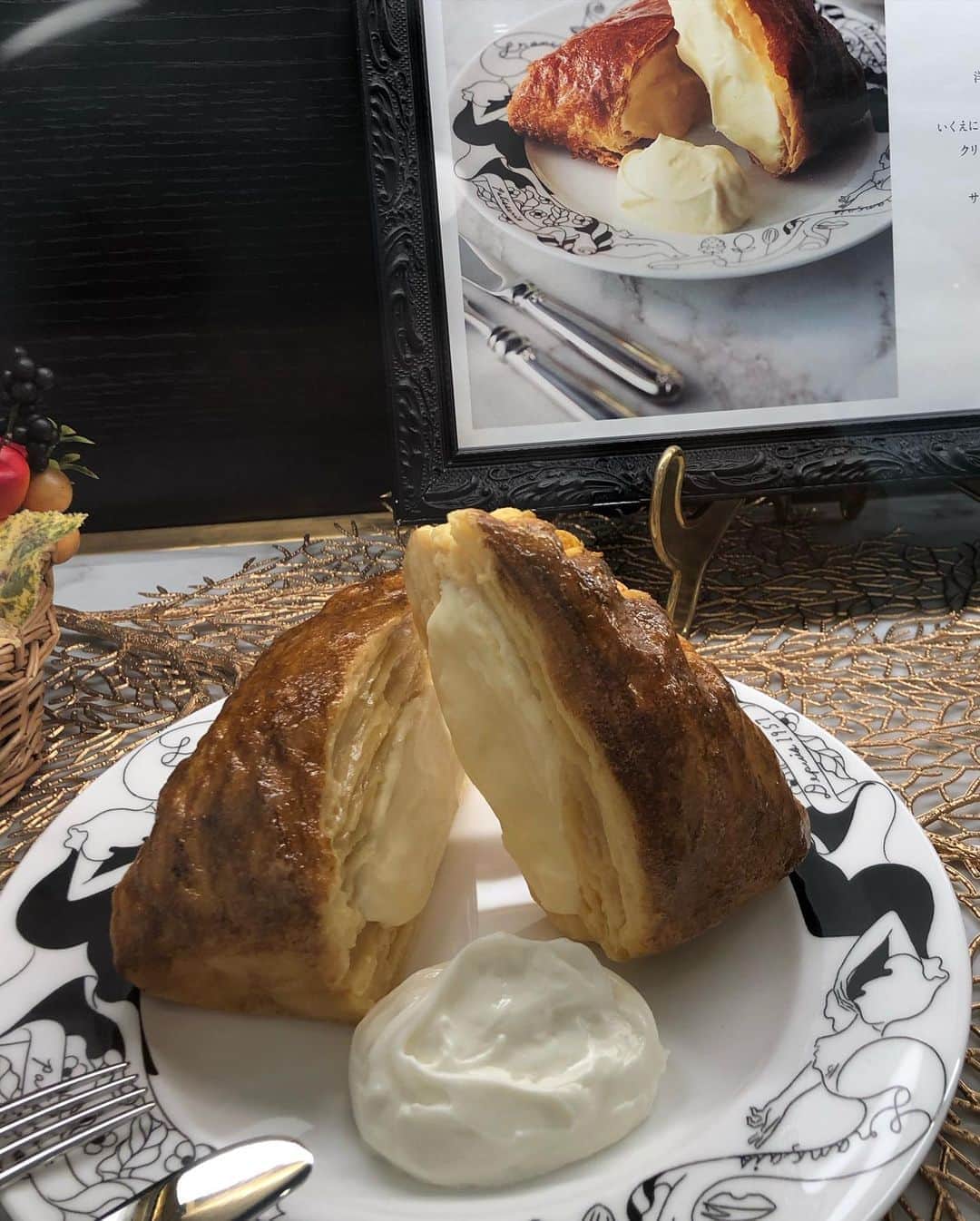 甘糟記子さんのインスタグラム写真 - (甘糟記子Instagram)「昨日のお弁当(o^^o)  息子殿は豚キムチ、姫は豚を焼肉のタレで焼いたもの( ^ω^ )  あとはゆで卵、もやしのナムル、トマト、ウィンナー、ブロッコリー、サツマイモをバターとグラニュー糖でソテーしたものです(๑˃̵ᴗ˂̵)  私はチビ達を送り出してから、カイロというのか？身体のメンテナスへ！  骨の歪みを整えてもらいました(o^^o)  帰りに大好きなフランセの本店でパニエを買って(//∇//)  もうこれ、パイ好きにはたまらんバリバリ感！！  いつもテイクアウトだけど、1回くらいお店の喫茶で食べたいな〜（笑）  #甘糟ご飯#ご飯#昼ごはん#ランチ#ランチボックス#弁当#曲げわっぱ#わっぱ弁当 #豚キムチ#フランセ#表参道#フランセ本店#フランセパニエ#bento#lunch#lunchbox」10月22日 11時32分 - norihey924