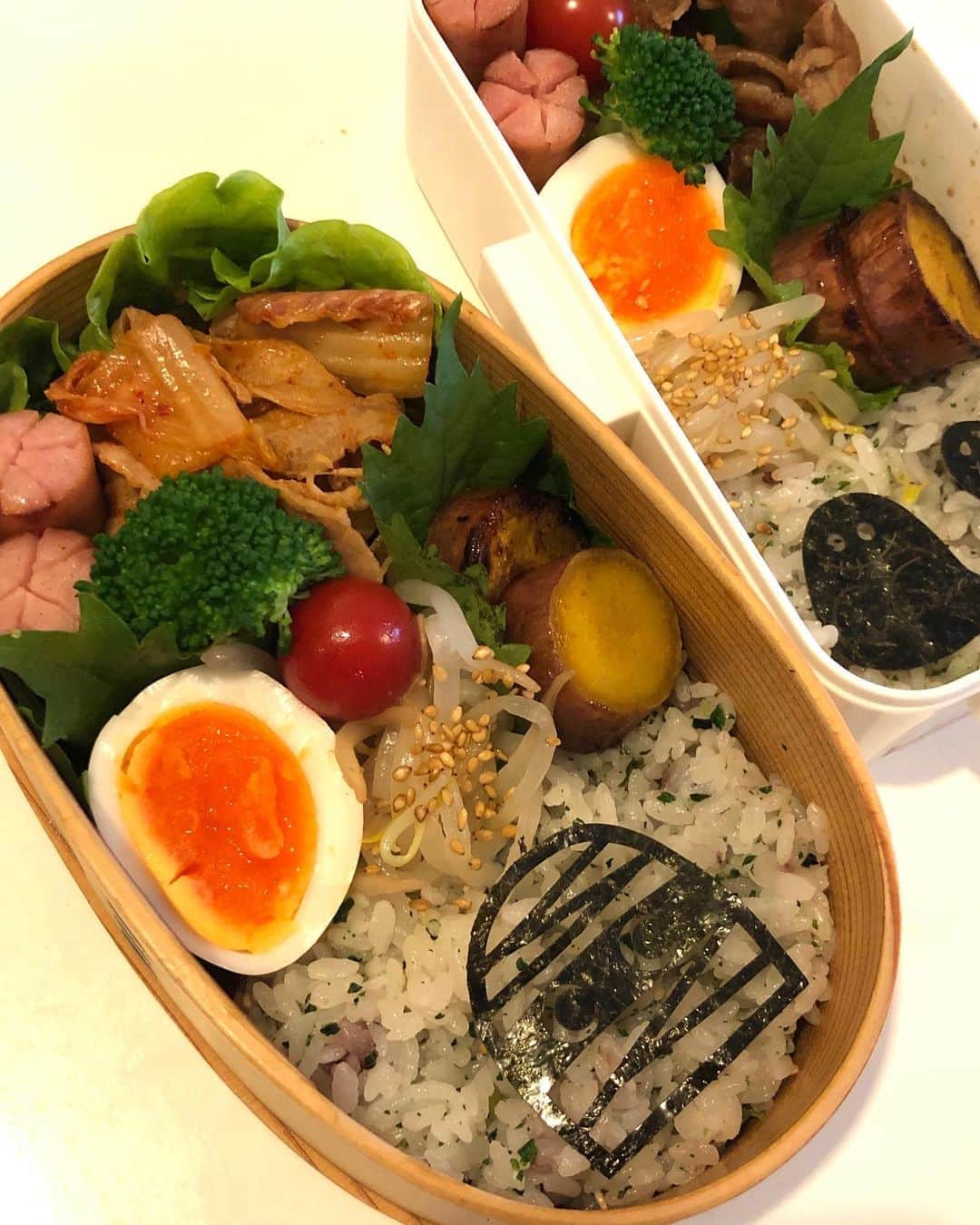 甘糟記子さんのインスタグラム写真 - (甘糟記子Instagram)「昨日のお弁当(o^^o)  息子殿は豚キムチ、姫は豚を焼肉のタレで焼いたもの( ^ω^ )  あとはゆで卵、もやしのナムル、トマト、ウィンナー、ブロッコリー、サツマイモをバターとグラニュー糖でソテーしたものです(๑˃̵ᴗ˂̵)  私はチビ達を送り出してから、カイロというのか？身体のメンテナスへ！  骨の歪みを整えてもらいました(o^^o)  帰りに大好きなフランセの本店でパニエを買って(//∇//)  もうこれ、パイ好きにはたまらんバリバリ感！！  いつもテイクアウトだけど、1回くらいお店の喫茶で食べたいな〜（笑）  #甘糟ご飯#ご飯#昼ごはん#ランチ#ランチボックス#弁当#曲げわっぱ#わっぱ弁当 #豚キムチ#フランセ#表参道#フランセ本店#フランセパニエ#bento#lunch#lunchbox」10月22日 11時32分 - norihey924