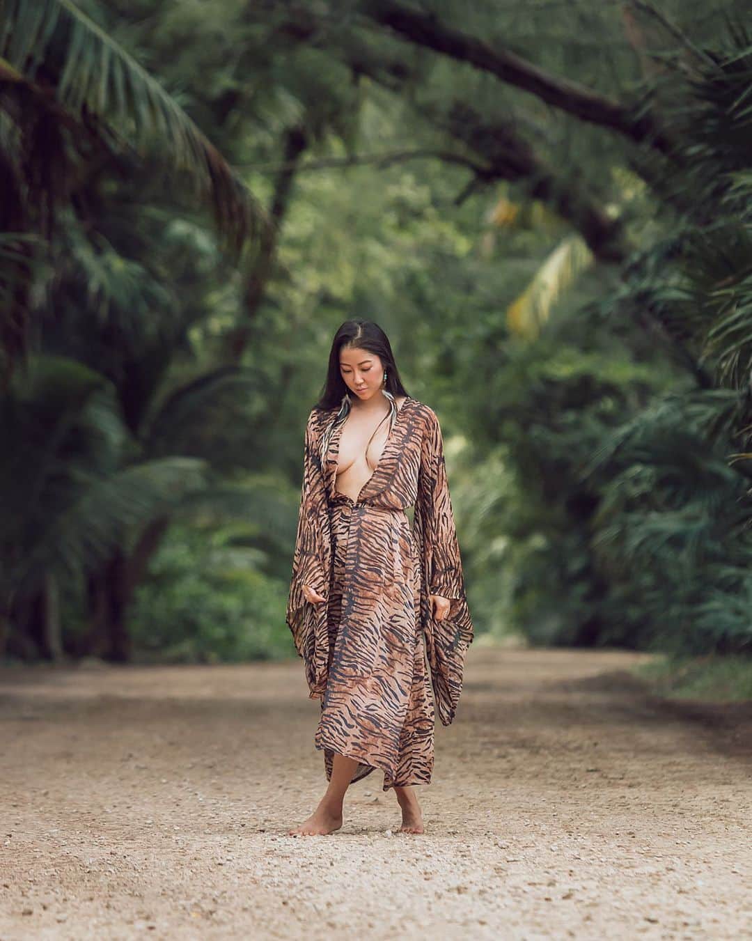 GODDESS OF LOVEのインスタグラム：「Your consciousness and awareness is quite complex to explain to others, however, vibes don’t lie. The more we work with feeling energy the better we can understand everything. There’s been so many fully awakened people before us and there will be so many more after us. The great awakening is now. More people are awakening and that is the truth. This is why there are so many agendas trying to keep us down and dumb because if a certain amount of us become awakened, everyone will wake up to a higher consciousness and then we won’t be able to be controlled. We will be free. When we are eating poisoned food, ingesting heavy metals into our systems, using chemical products in our home and businesses, living in electromagnetic smog, taking drugs and medication, drinking alcohol, staying in toxic relationships, living in our minds, worrying about work, bills, and our futures, staying busy all the time, consuming too much mainstream media including music, this all lowers our vibration. We need to be at a higher vibration in order to reach higher consciousness. Let’s not stay dumb, let’s wake up to realize what is happening. Let’s take ownership for all of our decisions as it affects the world. That’s all for now. Love you ❤️」