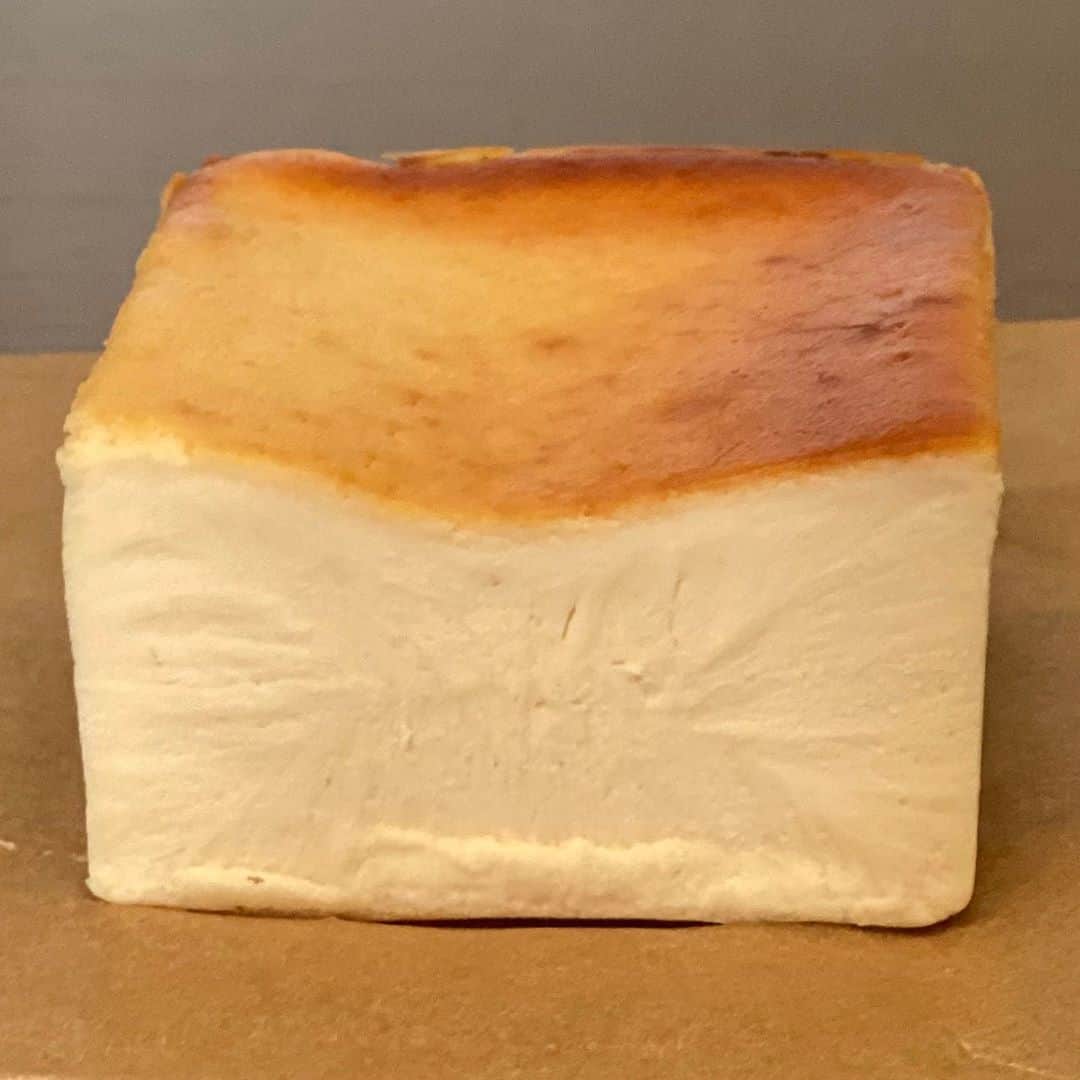 Ayuminさんのインスタグラム写真 - (AyuminInstagram)「🧀チーズケーキホリック🧀 感動の超おすすめチーズケーキをお取り寄せ🥺✨ 『禁断の幸せ中毒を』その名の通り 中毒になる美味しさでした！！ . 3種類ある中で私が選んだのは ☑️クリーム . また一口、また一口と食べたくなる。 本当にその通り。チーズの濃厚なコクと柑橘の バランスがよくてどれだけ食べても飽きない。 . 濃厚なのに後味さっぱりでスッキリ。 こんなチーズケーキは初めて💓 . 北海道滝上町産 無添加のフレッシュチーズ 「月のチーズ」を使用。爽やかなクリーミーさ 舌の上でスーッと溶ける口溶けの良さが特徴の 希少なチーズ。更にフランス産のチーズを ブレンドし、濃厚なのに爽やか！ . いろんなチーズケーキがあるけど これは今まで食べた中でもかなりの感動😭💓 心からオススメ！！！ @cheese_cake_holic . スタバクイーン👸🏼メインアカウント ➡︎ @ayumin0220stb . #お取り寄せチーズケーキ#チーズケーキ#チーホリ #チーズケーキホリック#cheesecakeHOLIC #お取り寄せスイーツ#お取り寄せグルメ#チーズケーキ専門店 #インスタグルメアワード2020#あいなご#ナゴレコ#グルメライター」10月22日 11時37分 - ayumin0220