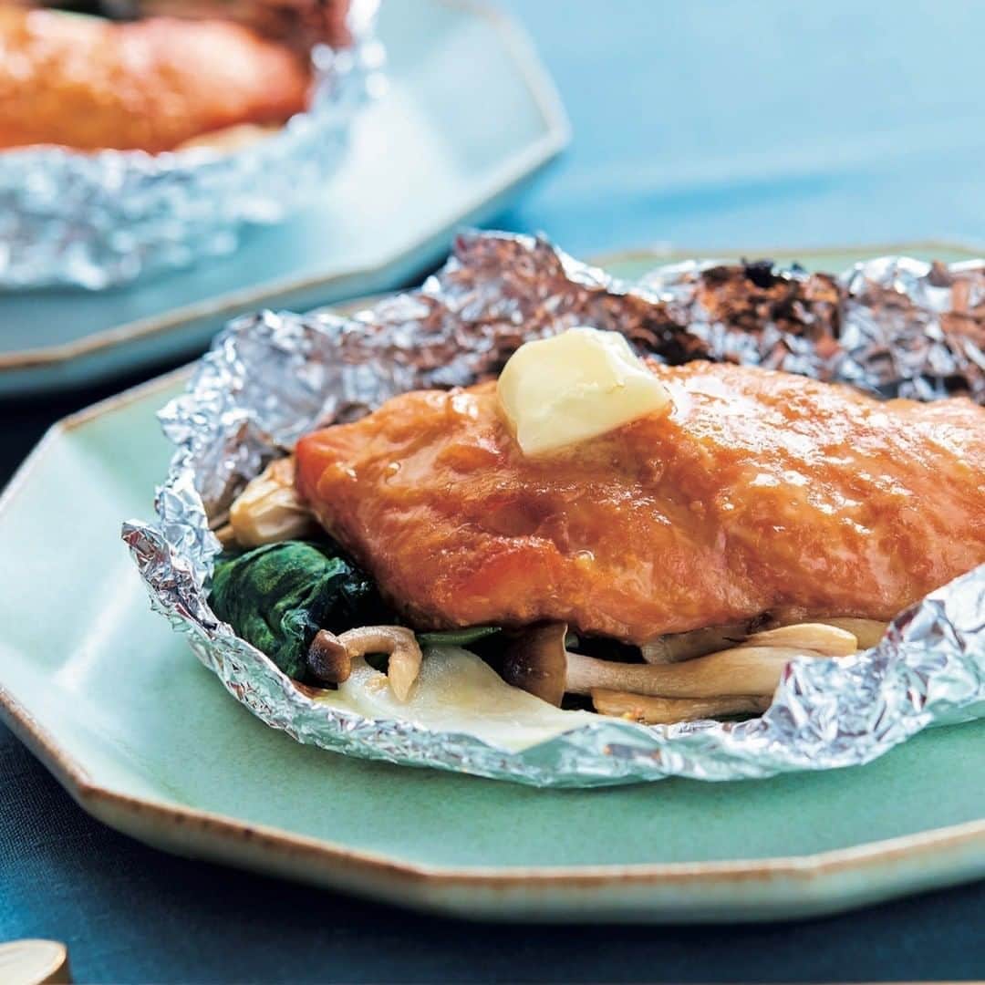 Cooking VERYさんのインスタグラム写真 - (Cooking VERYInstagram)「#お魚レシピ  【゚鮭のはちみつ味噌包み焼き】    材料を切って、漬けて、お皿にのせて、 オーブンへ！ 4ステップできる、鮭のオーブン料理。 さわらや、ブリでもOKです。   漬けだれは味噌とはちみつ、 1:1の割合が黄金バランス。   火を通すことではちみつが いい照りととろみになり、 魚の旨味と交わって絶品ソースに♡   ソースが染み込んだ野菜だから 子供も美味しくいただけます。   魚の漬け加減や、オーブン調理のポイントは スクロールをご覧ください。   男の子ママの料理研究家、 上田淳子先生 @ju.cook のレシピです！    #CookingVERY  #VERY編集部　  #VERYWeb  #上田淳子  #魚料理 #こどもごはん  #おかわり #鮭のホイル焼き  #オーブン料理 #はちみつ #キッチングラム #レシピ公開   撮影／山田英博　スタイリング／岩﨑牧子」10月22日 11時37分 - cooking_very