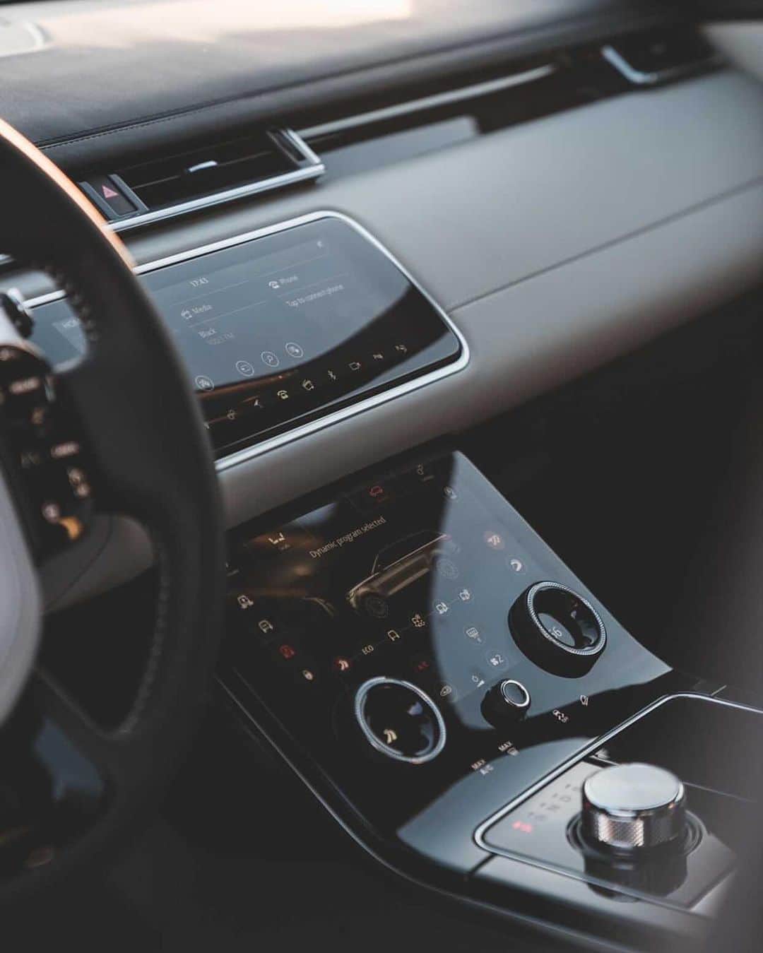 CarsWithoutLimitsさんのインスタグラム写真 - (CarsWithoutLimitsInstagram)「The 2020 Range Rover Velar SV Autobiography 🧢  Get your Range Rover today with @the_rover_boss_   #carswithoutlimits #rangerover #velar」10月22日 11時37分 - carswithoutlimits