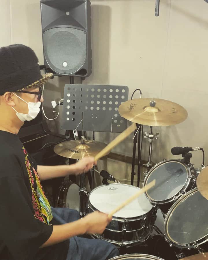 小野武正のインスタグラム：「#わしつなぎ 半年毎日つなぎまくって何でもアリになってまいりました!! ということで本日は #keytalk のとある曲のドラムを叩いてまいります！ Twitterとは違う曲でございますので併せてお楽しみくださいませ！！☺️  ※この動画は志木にあるMICHI音楽学院の大野大学院長のご指導ご鞭撻の下撮影しております。 ※思い切りミスってます。 ※🥺」