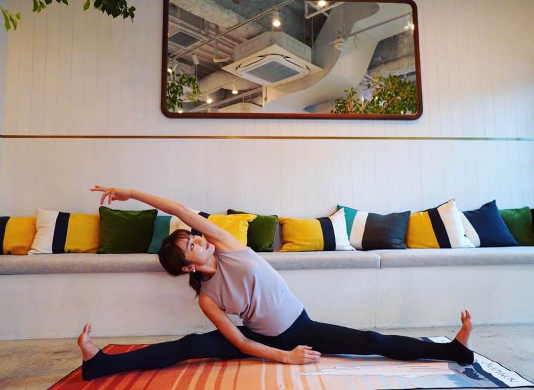 内山理名さんのインスタグラム写真 - (内山理名Instagram)「🧘‍♀️🌹 ・ 『ELLE café presents Hatha yoga 〜私のアーユルヴェーダ生活』 ・ 2020/10/25(日)17:00-18:00  （予約はプロフィールから飛べます） ✔︎ 私がヨガや瞑想を行う理由の一つは、"感じる"ということです。　 自分自身の心と身体一つ一つに声をかけていくような。 初心者の方でも受けて頂けるような優しいHatha yoga。ゆったりとした気持ちで受けて頂けたらと思います。 ・ 私が日々取り入れているアーユルヴェーダのお話もさせて頂きますので 少しでも日々の生活にお役立ちできたら嬉しいです🌍 ・ 今週末、オンラインですので自宅でも外でも♡ 素敵なプレゼントも..画面の向こうでお待ちしております。 ・  #yogawoman2020  #ellecafe」10月22日 11時45分 - rinauchiyama_official