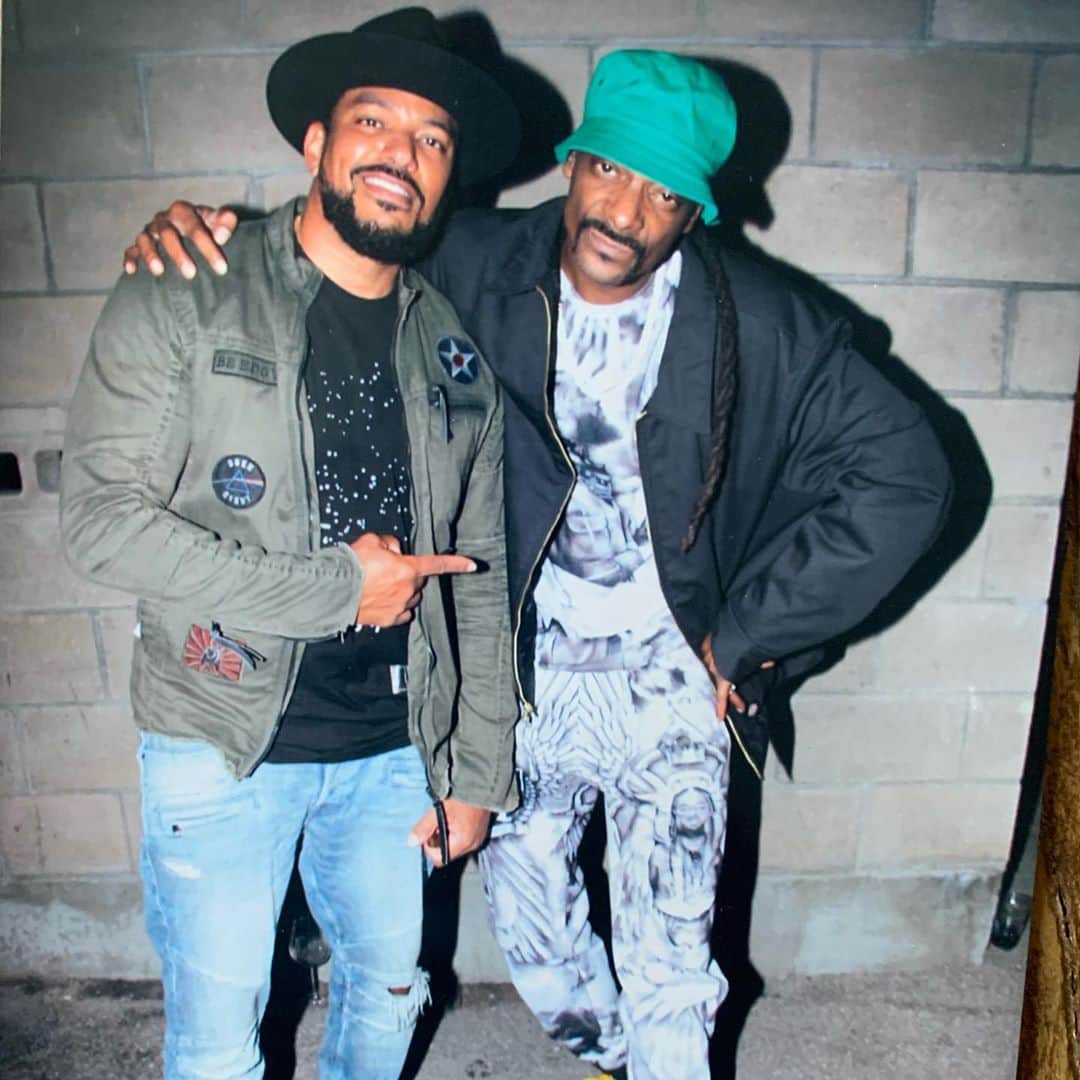 ラズ・アロンソのインスタグラム：「Happy C-day to the #Dogfather  @snoopdogg !!! Got to celebrate the new  @indoggogin with the fam too! QUESTION: If Snoop was a Supe on @theboystv, what would his powers be? Go! 😝」