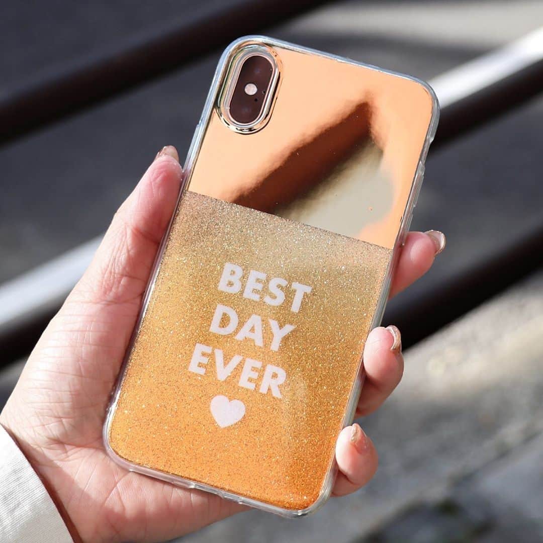 ASOKO ZAKKA STOREさんのインスタグラム写真 - (ASOKO ZAKKA STOREInstagram)「＝MOBILE CASE＝﻿ ﻿ ﻿ ASOKOで種類豊富にご用意しているiPhoneケース📱﻿ その中でオンラインストアでも販売しているおすすめ商品をピックアップしました♪﻿ ﻿ ﻿ ﻿ ミラーとラメの眩しいぐらいの組み合わせがかわいい、﻿ キラキラ好きな人にはたまらない商品です✨ (iPhoneX・XSのみのお取り扱いとなっております)﻿ ﻿ ﻿ ミラーがついていると不意に身だしなみが気になったりした時に﻿ パッと確認ができるのでとても便利！ ﻿ ﻿ 下半分のラメはクリアベースのグラデーションになっているので﻿ iPhone本体の色によって少し違った色味をお楽しみいただけます。 ㅤㅤㅤㅤㅤㅤㅤㅤㅤㅤㅤㅤㅤ ㅤㅤㅤㅤㅤㅤㅤㅤㅤㅤㅤㅤㅤ ﻿ ﻿ 当アカウントTOPページURLから購入可能です。 ﻿ ﻿ ﻿ ■メタリックラメiPhoneX・XSケース　全3色　税込550円﻿ ﻿ ﻿ ××××××××××××××××××××××××××××﻿ ﻿ 店舗により在庫・品揃えが異なります。﻿ お問い合わせは各店舗までお願いいたします。﻿ なお、取り寄せ・取り置きは行なっておりませんのでご了承くださいませ。﻿ ﻿ ×××××××××××××××××××××××××××﻿ ﻿ ﻿ #ASOKO﻿ #iPhonecase﻿ #iPhoneケース﻿ #mobilecase﻿ #ミラー﻿ #ラメ」10月22日 11時57分 - asokojpn