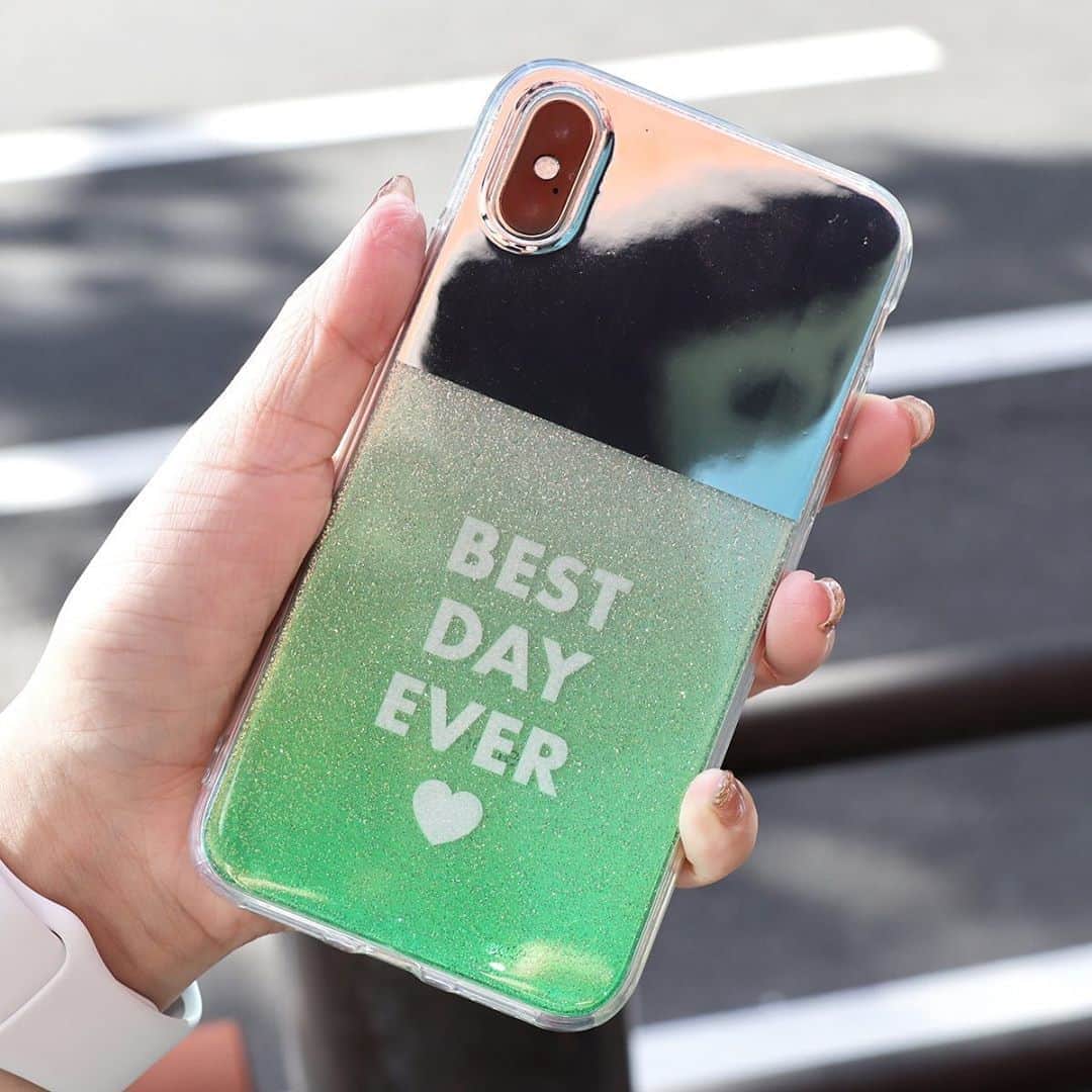 ASOKO ZAKKA STOREさんのインスタグラム写真 - (ASOKO ZAKKA STOREInstagram)「＝MOBILE CASE＝﻿ ﻿ ﻿ ASOKOで種類豊富にご用意しているiPhoneケース📱﻿ その中でオンラインストアでも販売しているおすすめ商品をピックアップしました♪﻿ ﻿ ﻿ ﻿ ミラーとラメの眩しいぐらいの組み合わせがかわいい、﻿ キラキラ好きな人にはたまらない商品です✨ (iPhoneX・XSのみのお取り扱いとなっております)﻿ ﻿ ﻿ ミラーがついていると不意に身だしなみが気になったりした時に﻿ パッと確認ができるのでとても便利！ ﻿ ﻿ 下半分のラメはクリアベースのグラデーションになっているので﻿ iPhone本体の色によって少し違った色味をお楽しみいただけます。 ㅤㅤㅤㅤㅤㅤㅤㅤㅤㅤㅤㅤㅤ ㅤㅤㅤㅤㅤㅤㅤㅤㅤㅤㅤㅤㅤ ﻿ ﻿ 当アカウントTOPページURLから購入可能です。 ﻿ ﻿ ﻿ ■メタリックラメiPhoneX・XSケース　全3色　税込550円﻿ ﻿ ﻿ ××××××××××××××××××××××××××××﻿ ﻿ 店舗により在庫・品揃えが異なります。﻿ お問い合わせは各店舗までお願いいたします。﻿ なお、取り寄せ・取り置きは行なっておりませんのでご了承くださいませ。﻿ ﻿ ×××××××××××××××××××××××××××﻿ ﻿ ﻿ #ASOKO﻿ #iPhonecase﻿ #iPhoneケース﻿ #mobilecase﻿ #ミラー﻿ #ラメ」10月22日 11時57分 - asokojpn