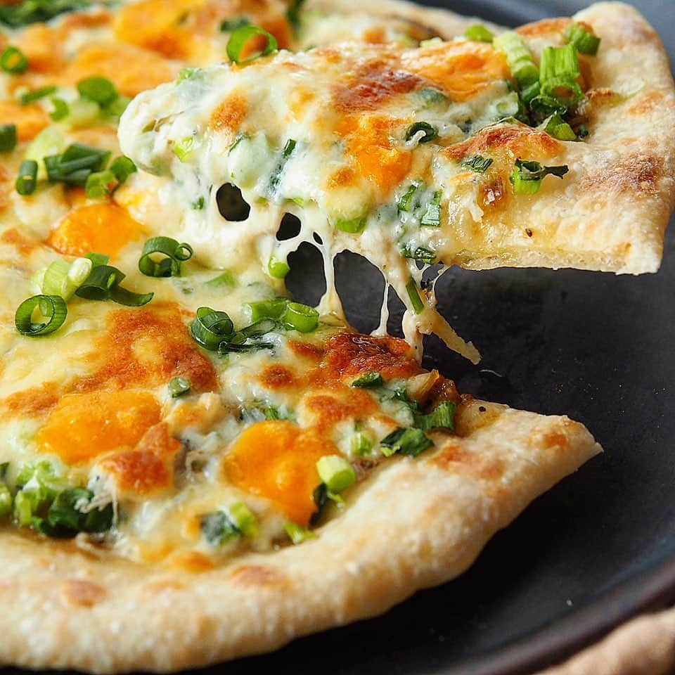 コウタ ＆ *Ryo*さんのインスタグラム写真 - (コウタ ＆ *Ryo*Instagram)「・ 2020.10.22 Thu ・ ただいまぁ🌞☁️ Ryoです。 ・ ・ 珍しくお天気続きですな。 ・ ・ さて、今日は #ねぎ祭り ドアップで❤ ・ ・ 🍽Today’s lunch🍽 ・ *葱としらすのピザ ・ ・ アンバサダーをさせて頂いている  @kotokyoto.ig さんの #京の九条の葱の油 と #京の九条の葱の味噌 （洋風） を使って。 ・ ・ 残念ながらこんな時に限って 九条ねぎが売ってない😭 ・ 京都やったら絶対手に入るのに😭 てなわけで、乗っけたネギは小ねぎです（笑） ・ ・ 生地に、葱の味噌を塗って しらす、小ねぎ、チーズをトッピング。 チーズは、モッツァレラ＆ミモレットで。 最後に葱の油をたらりんしたらオーブンへ。 ・ これめちゃくちゃ美味しいです👍 ・ 葱の味噌の洋風、 アンチョビやら、ガーリックやら ピザやパスタに合う食材がたんまり入っとります。 ・ 最後にふわっと優しい味噌の香りが鼻に抜ける感じ。 ・ もちろん葱もたっぷり入ってます。 ・ 葱の油の方は、 とても綺麗な色味ですが しっかりとした香ばしさもありつつ ネギの風味も損なわれてません。 ・ チャーハンなどにもおすすめです😋 ・ ・ で、乗っけた葱だけでは物足りない葱バカは 追い葱、追い葱で用意していた葱全部食べました😂 ・ ・ こちらの商品、 見た目もオシャレなので お歳暮などのギフトにも良いですよー👍 ・ また、 #楽天roomに載せてます ので 気になる方はプロフのLINK🔗部屋から飛んでみてください。 ・ ・ #こと九条ねぎ #こと京都 #京の九条ねぎやさん #京の九条の葱の味噌 #京の九条の葱の油 ・ #わっぱdeごはん  #お弁当 #おうちごはん #おうちカフェ #ピザ #葱としらすのピザ #エルグルメ #ロカリ #マカロニメイト #フーディーテーブル #おうちごはんlover #wappadegohann #Japanesefood #pizza #lin_stagrammer #igersjp #iegohanphoto #delimia #飯盒 #도시락 #집밥」10月22日 11時56分 - wappadegohann