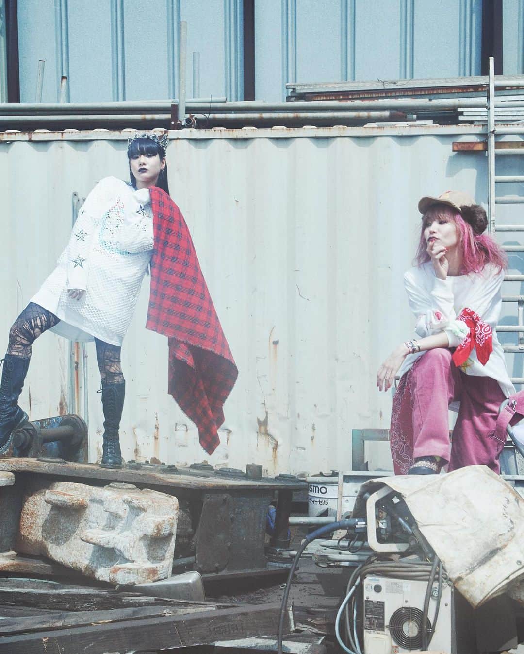 LiSAさんのインスタグラム写真 - (LiSAInstagram)「おはよー☀︎ 本日私LiSAのアパレルブランド ROY -reflect overjoy-がデビュー👑🐱 この後12時から販売開始です☻♡ 10月11月12月と月ごとに少しずつの販売になるので、オンラインストアに表示がない物は、また来月再来月をお楽しみにっ🐱👑 貴方の喜びが伝播しますように🐱 https://royreflectoverjoy.jp  photo by. @hirohisanakano  @615_bambi  @coldrain_rxyxo_bass  @satos_cafe_bar  Styling by. @haruhi0322  @xyui_olivex」10月22日 12時05分 - xlisa_olivex