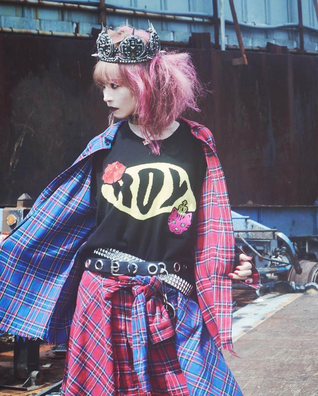 LiSAさんのインスタグラム写真 - (LiSAInstagram)「おはよー☀︎ 本日私LiSAのアパレルブランド ROY -reflect overjoy-がデビュー👑🐱 この後12時から販売開始です☻♡ 10月11月12月と月ごとに少しずつの販売になるので、オンラインストアに表示がない物は、また来月再来月をお楽しみにっ🐱👑 貴方の喜びが伝播しますように🐱 https://royreflectoverjoy.jp  photo by. @hirohisanakano  @615_bambi  @coldrain_rxyxo_bass  @satos_cafe_bar  Styling by. @haruhi0322  @xyui_olivex」10月22日 12時05分 - xlisa_olivex