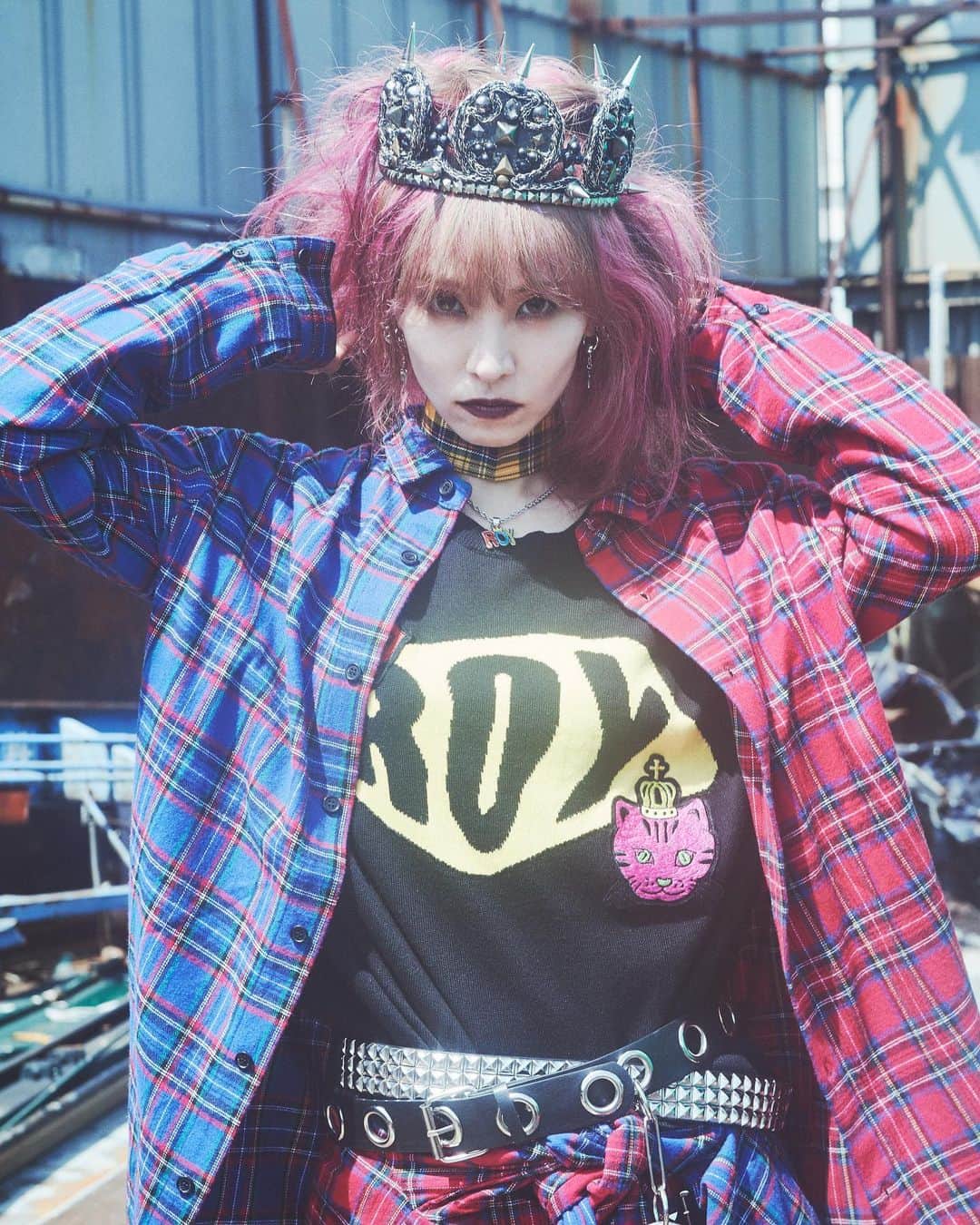 のインスタグラム：「おはよー☀︎ 本日私LiSAのアパレルブランド ROY -reflect overjoy-がデビュー👑🐱 この後12時から販売開始です☻♡ 10月11月12月と月ごとに少しずつの販売になるので、オンラインストアに表示がない物は、また来月再来月をお楽しみにっ🐱👑 貴方の喜びが伝播しますように🐱 https://royreflectoverjoy.jp  photo by. @hirohisanakano  @615_bambi  @coldrain_rxyxo_bass  @satos_cafe_bar  Styling by. @haruhi0322  @xyui_olivex」