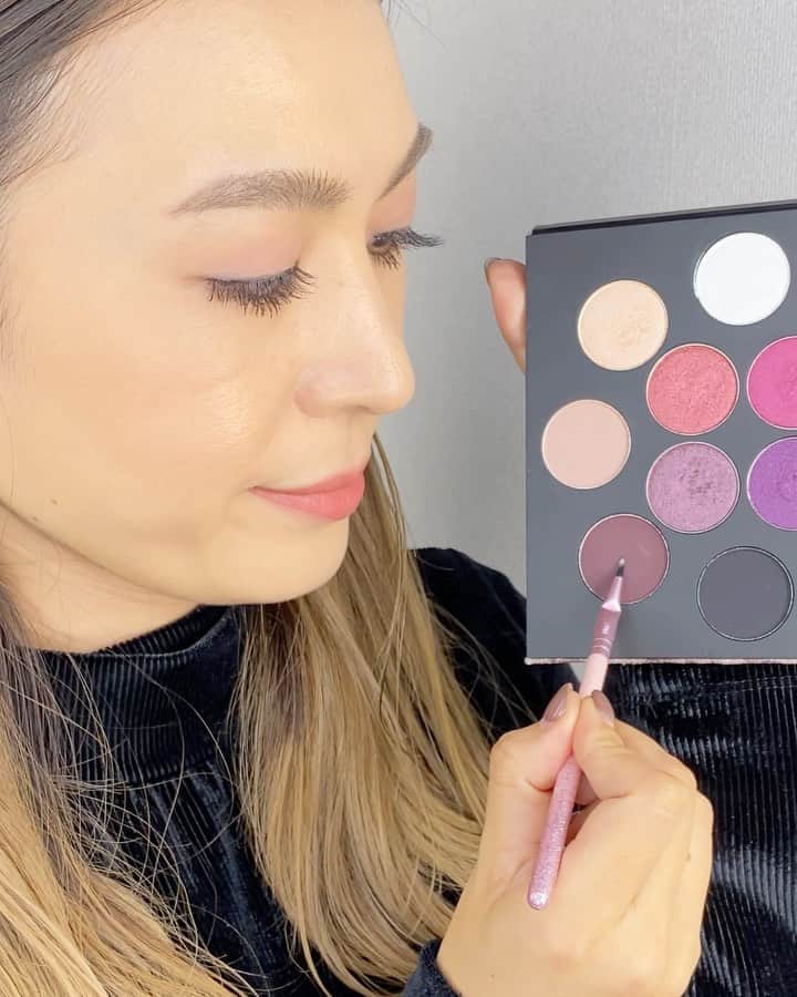 M∙A∙C Cosmetics Japanのインスタグラム：「【明日全国発売！】 眩しい“星座”からインスパイアされた、ホリデー限定12色アイパレット💖組み合わせで印象は自由自在！ M·A·Cアーティストがおすすめする3パターンのアイメイクをチェック👉✨ ㅤ ■ ロケット トゥ フェイム アイ シャドウ × 12 パレット(税込9,900円) ㅤ *公式オンライン先行発売 *10/23(金) 全国発売 店頭にて事前予約を開始しております。 ㅤ #MACFrostedFirework #MACクリスマスコフレ2020#MACHoliday #MACCosmeticsJapan #MACCosmetics #MAC #MACコスメ #マックコスメ #コスメ#コスメ紹介#コスメ好き#コスメレポ #化粧品 #デパコス #コスメ部 #コスメマニア#トレンドメイク#秋メイク#メイクテク#アイメイク#アイシャドウ#グラデーション #アイシャドウパレット#スモールアイシャドウ#キラキラ#キラキラメイク」