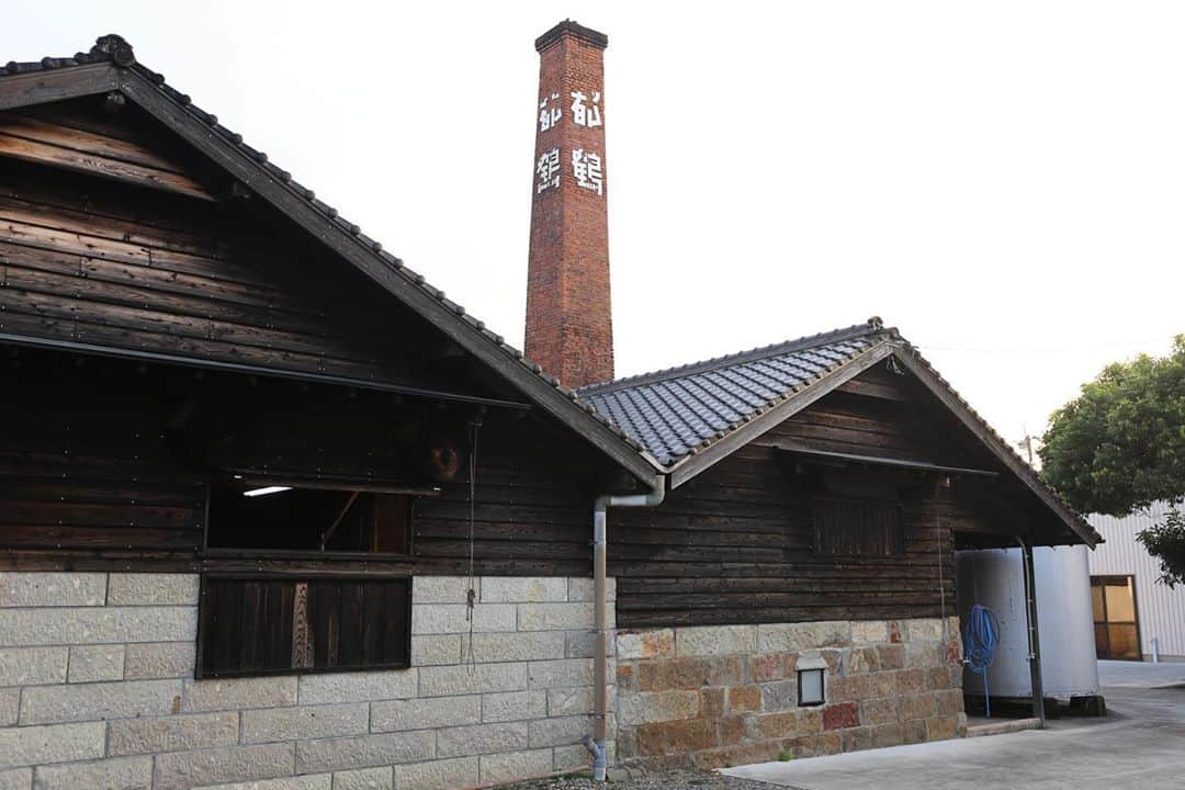 かわしま屋さんのインスタグラム写真 - (かわしま屋Instagram)「. 10/13（火）～10/15（木）九州の生産者の方にお会いしてました。 14日は、びわの葉エキスに使っている有機玄米焼酎「完がこい」を製造されている豊永蔵さんへ。 . 明治27年（1894年）創業の酒造蔵で、九州山地に囲まれた球磨盆地に位置し、蔵の周りは雄大な景色！ . 今回の訪問では、焼酎の香り漂う蔵の中や日常の焼酎の漬け込み作業、有機玄米を育てている田んぼも見学させていただきました。 また、かわしま屋のびわの葉エキスを漬け込んでいただいており、大きな樽で漬け込んでいるびわの葉エキスがとてもきれいに色づいていました。 . 詳しい内容は、かわしま屋の読みものページで読んでいただけます。 https://kawashima-ya.jp/contents/?p=42822 . #焼酎蔵 #焼酎 #有機玄米 #有機玄米焼酎 #有機栽培 #玄米焼酎 #びわの葉エキス #ビワの葉エキス #球磨 #豊永蔵 #かわしま屋」10月22日 11時58分 - kawashima_ya
