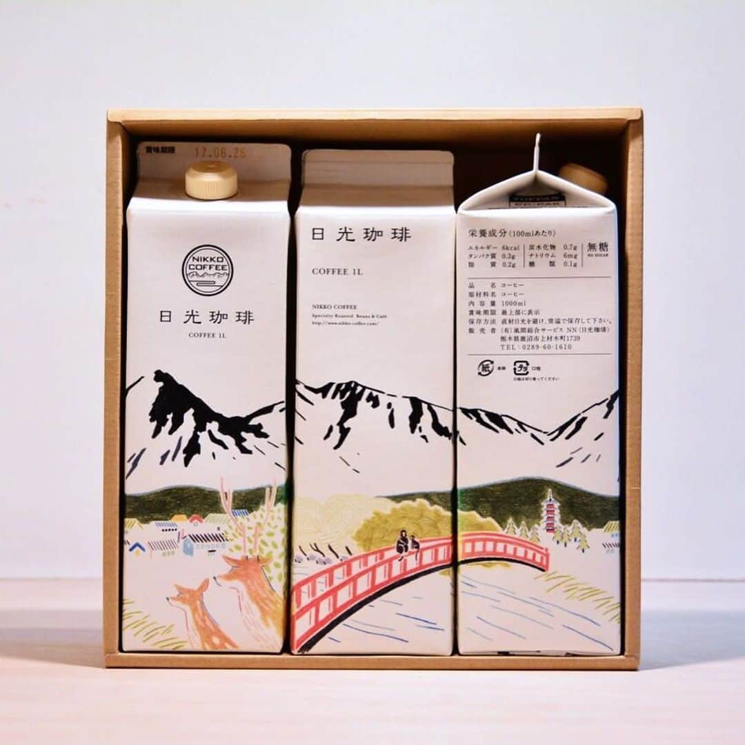手紙社さんのインスタグラム写真 - (手紙社Instagram)「【もみじ市のイラストがパッケージになったオリジナルブレンドはギフトにもおすすめ！】﻿ 自家焙煎した豆から丁寧に抽出される香り高い珈琲を作るのは、栃木県の鹿沼市や日光市にお店を構える「日光珈琲」。『もみじ市2020オリジナルSwingブレンド』は、今回のために作られたオリジナルの商品。パッケージには高旗将雄さんが手がけたもみじ市のビジュアルイメージが。ギフトにも喜ばれるアイテムです！﻿ ﻿ ▶︎「日光珈琲」さんの販売期間は「10/22（木）19:00」まで！﻿ ﻿ ▶︎詳細はプロフィール「@momijiichi_staff」のリンクより公式サイトへ！﻿ ﻿ ＜「新しいオンラインフェスティバル・もみじ市」開催概要＞﻿ 出店者によるオンラインミーティング開催期間：2020年10月12日（月）〜18日（日）﻿ オンラインショップ開設期間：2020年10月12日（月）〜24日（土）﻿ ※出店者によって開設期間が異なります﻿ 会場：もみじ市公式サイト﻿ ﻿ ◎「新しいオンラインフェスティバル・もみじ市」は3本立て！﻿ 1. オンラインミーティング（番組）﻿ すべての出店者がアトリエツアーや作品紹介等の番組を配信。﻿ 2. オンラインショッピング﻿ 出店者による新作や、ここでしか買えない限定作品、もちろん、定番商品も購入することができます！﻿ 3. スペシャルライブ番組﻿ ミーティング最終日に、5組のアーティストが次々に登場する音楽番組を特別開催します。﻿ ﻿ #手紙社#手紙舎#tegamisha#もみじ市#momijiichi#zoom#zoom講座#オンライン講座#オンラインイベント#オンライン#オンライン配信#オンライン開催#新しいオンラインフェスティバル#SWING#日光珈琲#オリジナルブレンド#food」10月22日 11時59分 - tegamisha