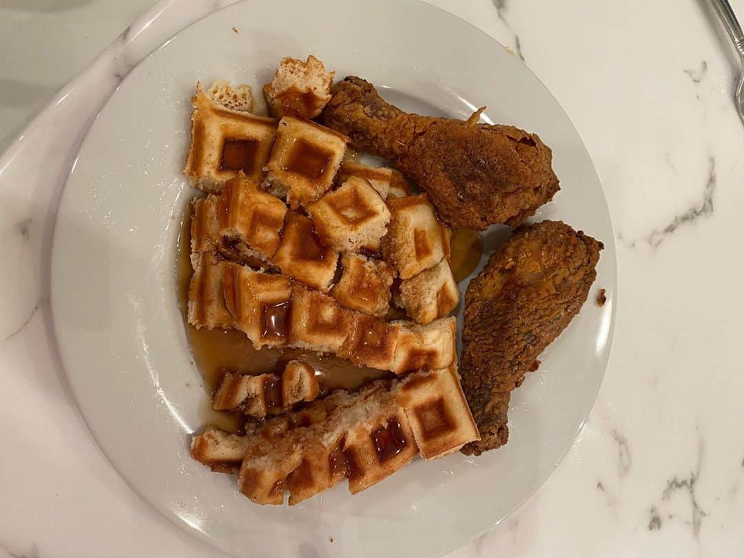ブレッキン・メイヤーさんのインスタグラム写真 - (ブレッキン・メイヤーInstagram)「I don’t know how to cook. But my youngins keep requiring food so I’m (very) slowly teaching myself. Today was a bold attempt — Roscoe’s Fried Chicken. Found a recipe, oil is scary, almost bought a chef’s hat, got 2 oil burns, broke a plate but SUCCESS!!! Of course, had to make waffles to go with it. OH AND GO VOTE! #GirlDad #HumblestOfBrags **Special thanks to @jessestern & @stephensimonsphoto with text tips to prevent me from blowing myself up**」10月22日 12時00分 - breckinmeyer