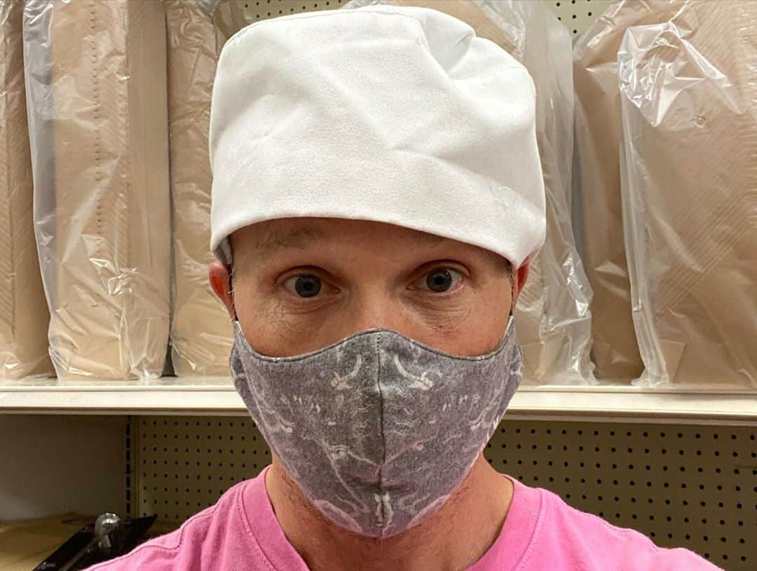 ブレッキン・メイヤーさんのインスタグラム写真 - (ブレッキン・メイヤーInstagram)「I don’t know how to cook. But my youngins keep requiring food so I’m (very) slowly teaching myself. Today was a bold attempt — Roscoe’s Fried Chicken. Found a recipe, oil is scary, almost bought a chef’s hat, got 2 oil burns, broke a plate but SUCCESS!!! Of course, had to make waffles to go with it. OH AND GO VOTE! #GirlDad #HumblestOfBrags **Special thanks to @jessestern & @stephensimonsphoto with text tips to prevent me from blowing myself up**」10月22日 12時00分 - breckinmeyer