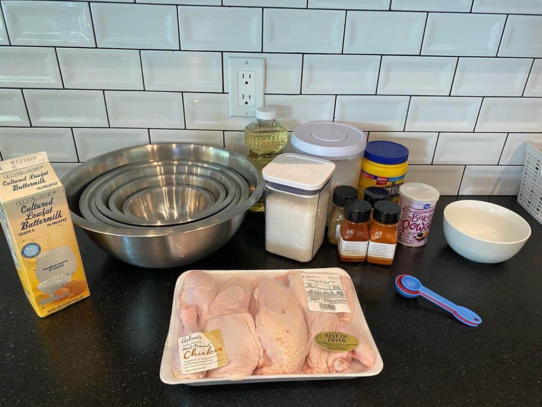 ブレッキン・メイヤーのインスタグラム：「I don’t know how to cook. But my youngins keep requiring food so I’m (very) slowly teaching myself. Today was a bold attempt — Roscoe’s Fried Chicken. Found a recipe, oil is scary, almost bought a chef’s hat, got 2 oil burns, broke a plate but SUCCESS!!! Of course, had to make waffles to go with it. OH AND GO VOTE! #GirlDad #HumblestOfBrags **Special thanks to @jessestern & @stephensimonsphoto with text tips to prevent me from blowing myself up**」