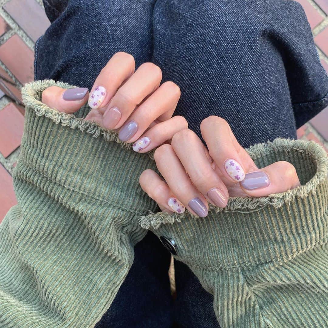 のインスタグラム：「, , new nail💅💜 , 新しいネイルは お花のパーツを使ったネイル💐 , ラフな洋服ばかり着るけど、 こういうデザインも実は好きです , このネイルたくさん褒められる🥳 , いつもみさちゃんにやってもらってます💅 @misamisa124  平日お昼にモデル募集してるみたいです🙆‍♀️🙆‍♀️」