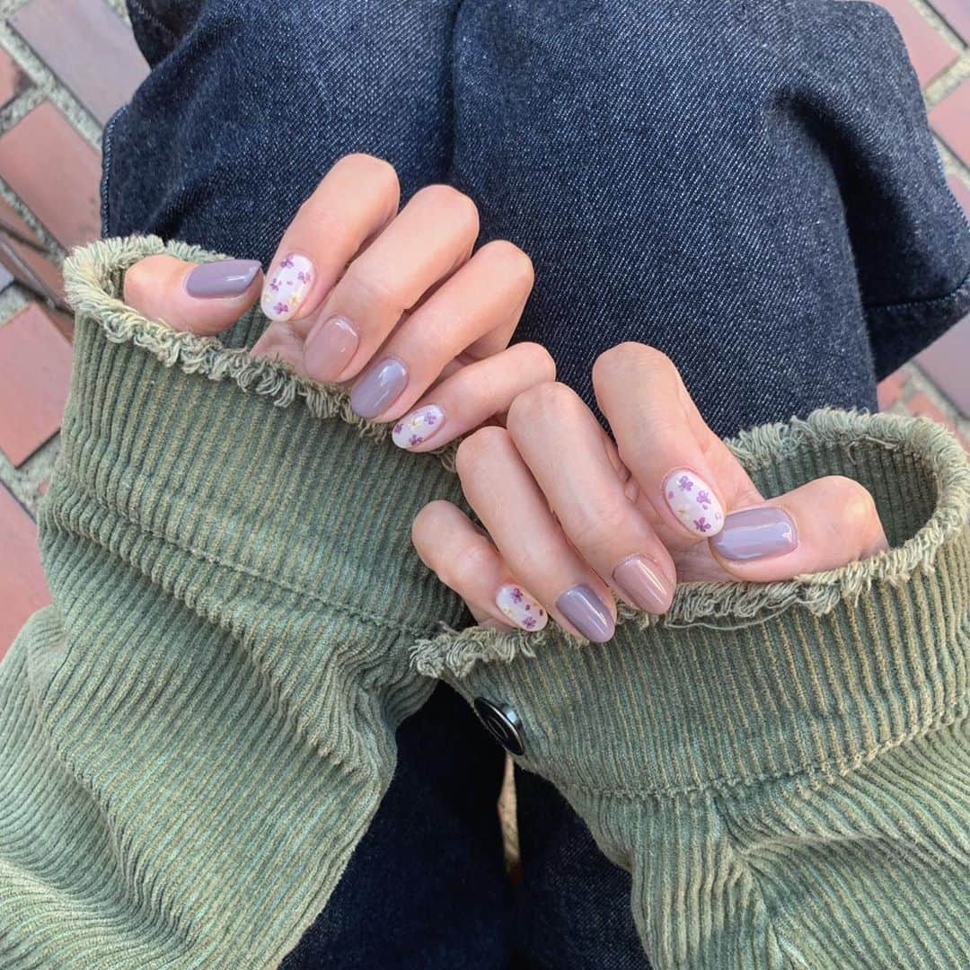 千畝あずみのインスタグラム：「, , new nail💅💜 , 新しいネイルは お花のパーツを使ったネイル💐 , ラフな洋服ばかり着るけど、 こういうデザインも実は好きです , このネイルたくさん褒められる🥳 , いつもみさちゃんにやってもらってます💅 @misamisa124  平日お昼にモデル募集してるみたいです🙆‍♀️🙆‍♀️」