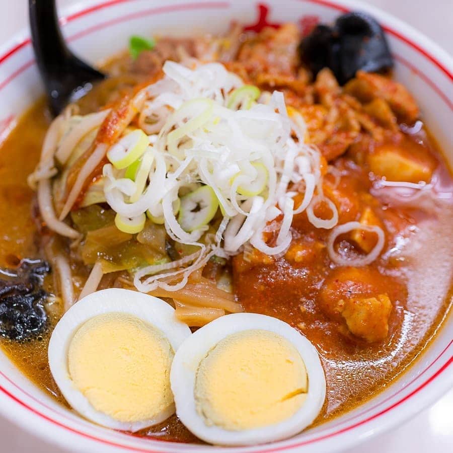 藤川奈々さんのインスタグラム写真 - (藤川奈々Instagram)「蒙古タンメン900円。券売機でメニュー選び間違えた！好きなのは、味噌タンメンでした。  にんにくたっぷりの味噌タンメンの野菜丼がとても美味しくて、自粛の時、よくお持ち帰りしていました。  あの、にんにくが効いた野菜丼の麺版が食べたいと来てみたら、苦手な秘伝の辛し麻婆が乗っている❢  お客さんの9割は辛し麻婆が乗っていますが…  口の中が火を吹く感じで食べました🔥  激辛10倍を頼む人もいてビックリ！汗だくで食べきっていました~  こちらのスタッフ間の声掛けが素晴らしいのです。  お客様いらっしゃいました！いらっしゃいませ！お客様お帰りです！ありがとうございました！ご注文頂きました！ありがとうございます！  聞いていて気持ちが良くなる声掛け。味も美味しいし、心まで楽しい気持ちにさせてくれてとても素晴らしいお店です♪  心をスッキリさせたい時は行こう！美味しいし♪  #蒙古タンメン中本 #蒙古タンメン #タンメン #ラーメン #らーめん #タンメン好き #ラーメン屋さん #千葉ラーメン #千葉ランチ #千葉市ランチ #千葉市グルメ #千葉ディナー #千葉市ディナー #千葉グルメ #美味しい写真 #美味しいお店 #美味しい #おいしいものが好き #おいしい  #グルメ#japanesefoods#japanesenoodles #instacook #yummy」10月22日 12時04分 - nanayakko