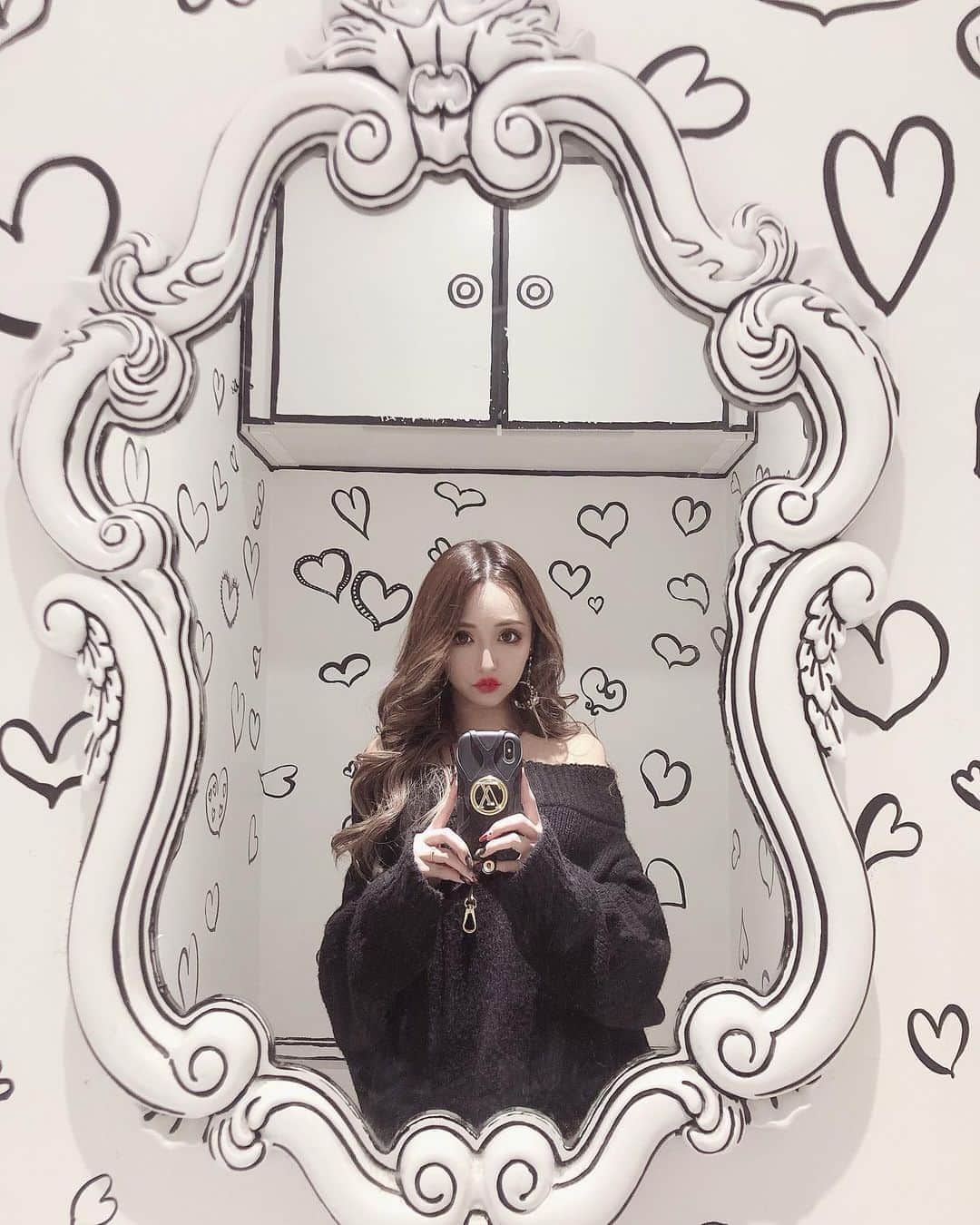 桜井莉菜さんのインスタグラム写真 - (桜井莉菜Instagram)「可愛い可愛い可愛い🖤🖤🖤 本当にどこの席も可愛い😍❤️ 異次元空間に大興奮😂💓 ニットワンピとショートブーツは @riina_couture 🖤 バッグは @louisvuitton 🖤 トイレまで可愛いなんて、 どんだけ心掴んでくるのっ🤭 今度は全身真っ白コーデで行ってみたいなぁ🥰  #ootd#code#codenate##全身コーデ#モノトーンコーデ#ニットワンピース#新大久保#新大久保カフェ#新大久保グルメ#2dcafe」10月22日 12時14分 - rina__sakurai